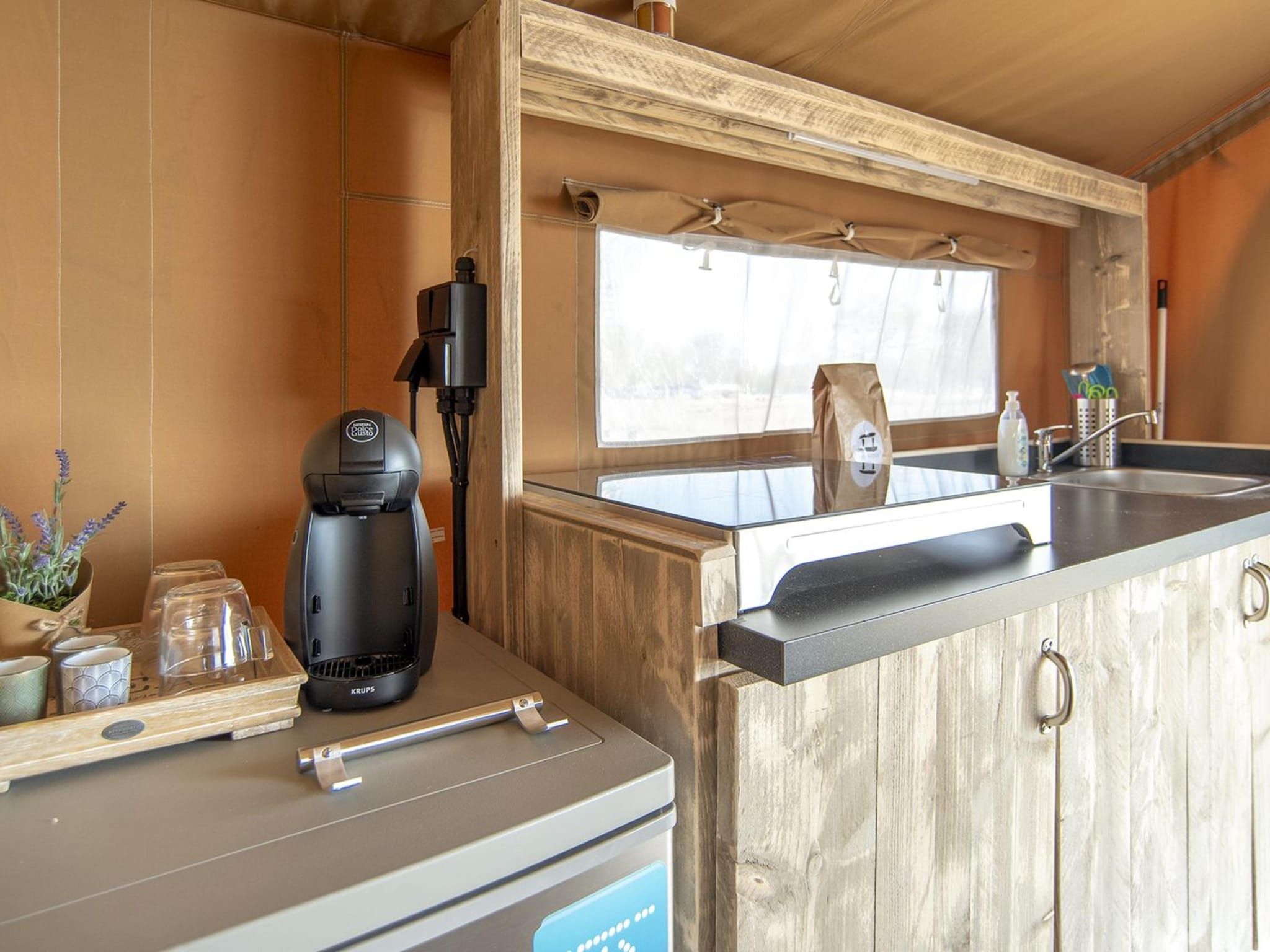 De keuken van Safari Lodge 5 people, with private sanitary facilities in Almere