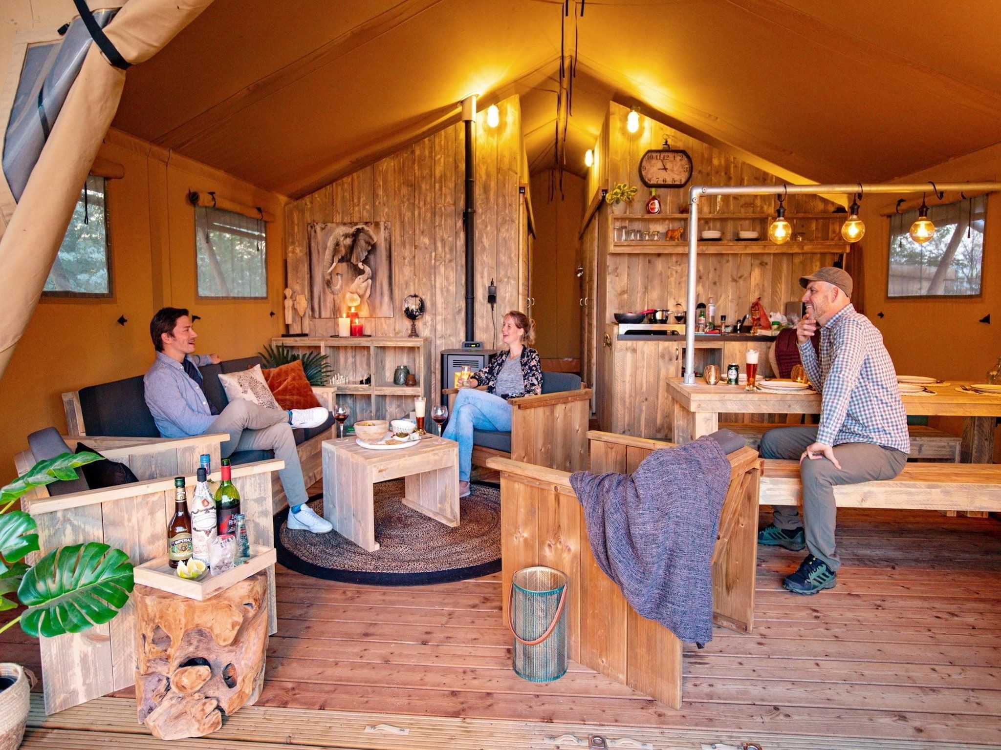 De woonkamer van Safari Lodge XL 6 p, with private sanitary facilities in Almere