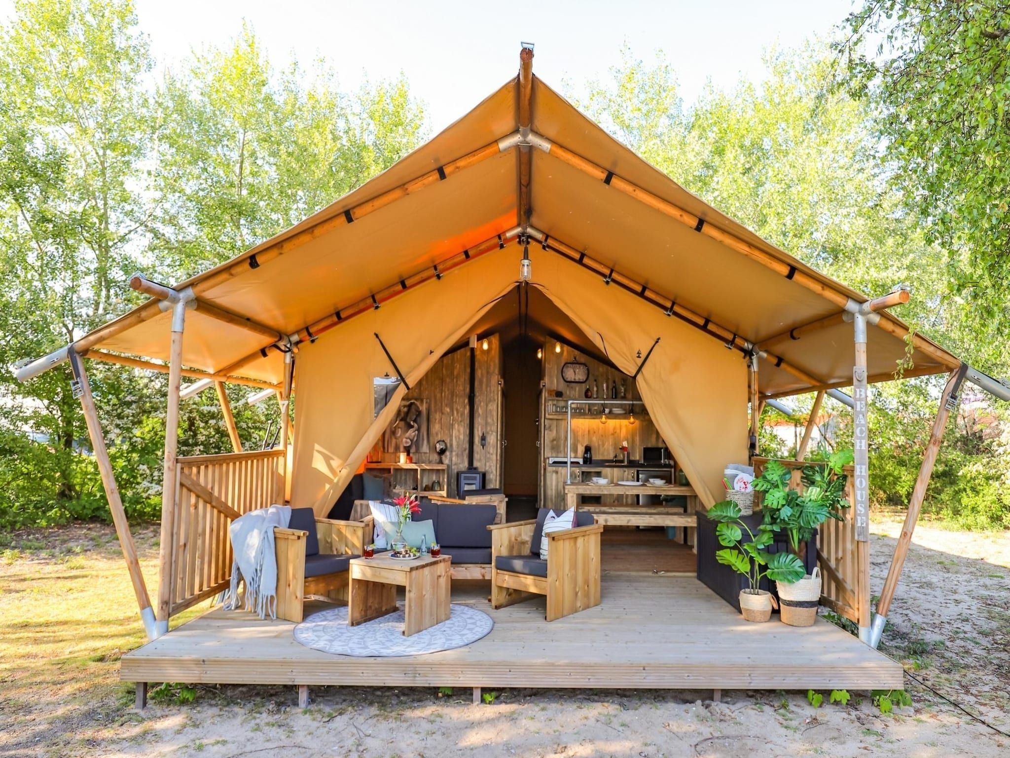 De buitenkant van Safari Lodge XL 6 p, with private sanitary facilities in Almere
