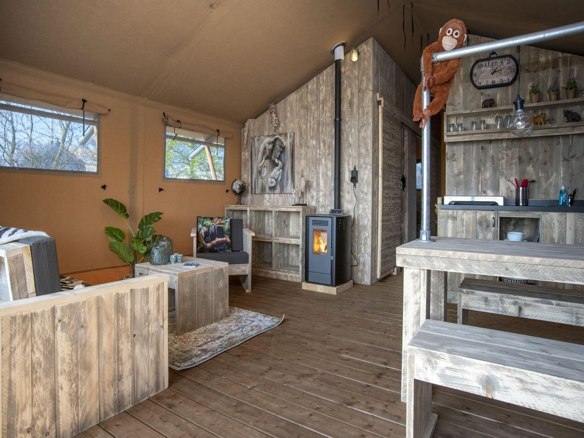 De woonkamer van Safari Lodge XL 6 p, with private sanitary facilities in Almere