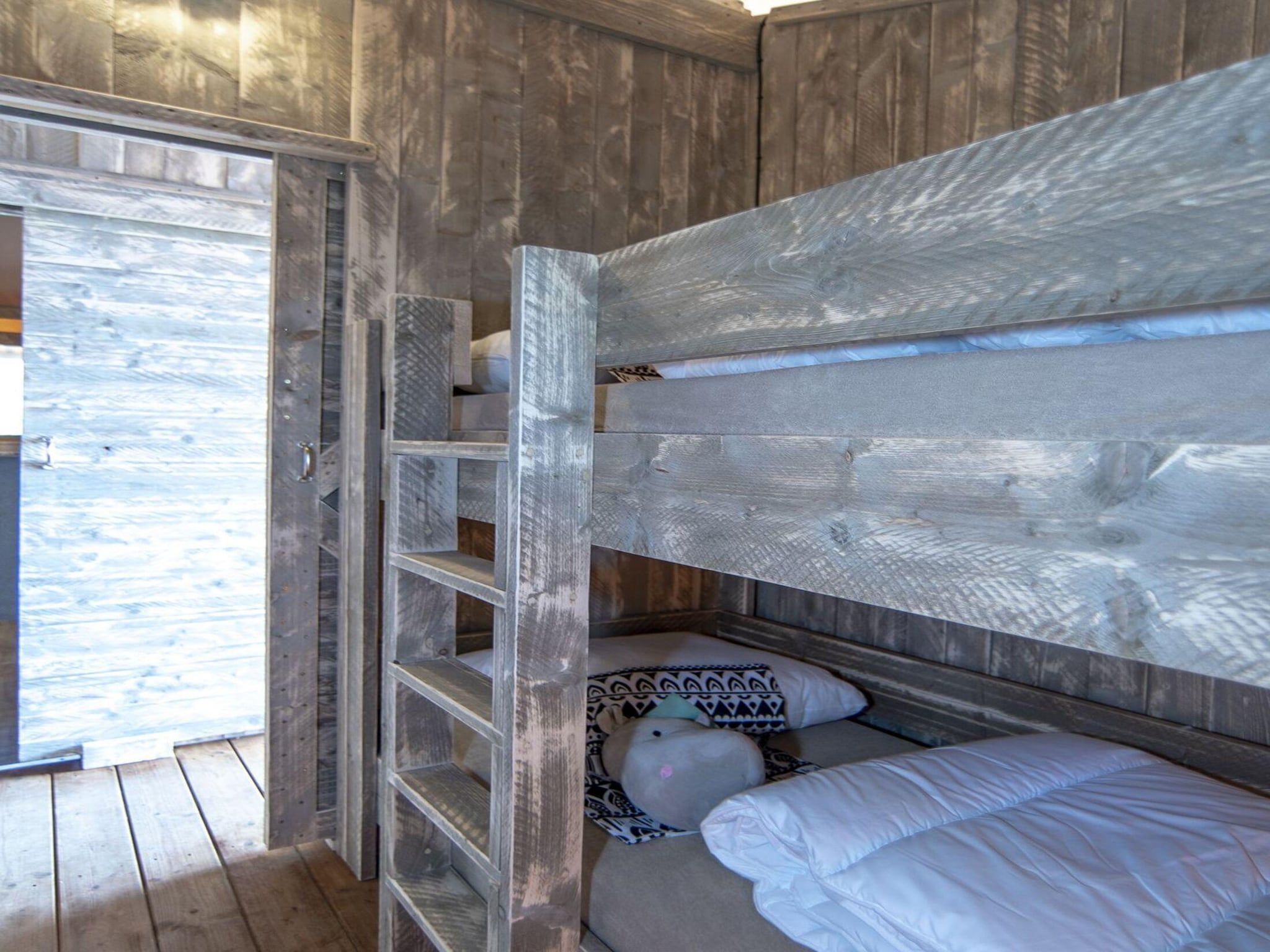 Een slaapkamer van Safari Lodge XL 6 p, with private sanitary facilities in Almere