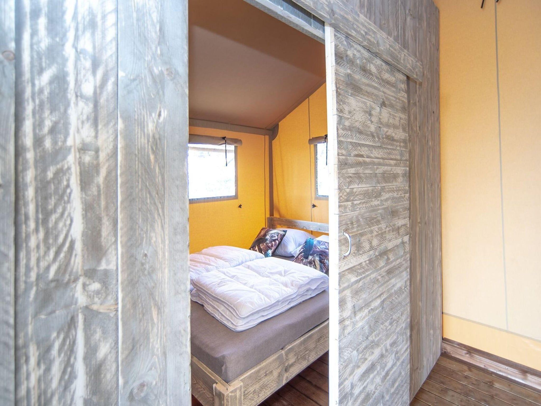 Een slaapkamer van Safari Lodge XL 6 p, with private sanitary facilities in Almere