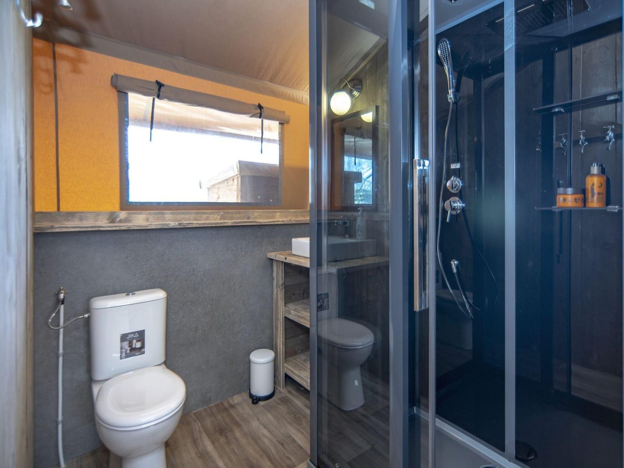 De badkamer van Safari Lodge XL 6 p, with private sanitary facilities in Almere