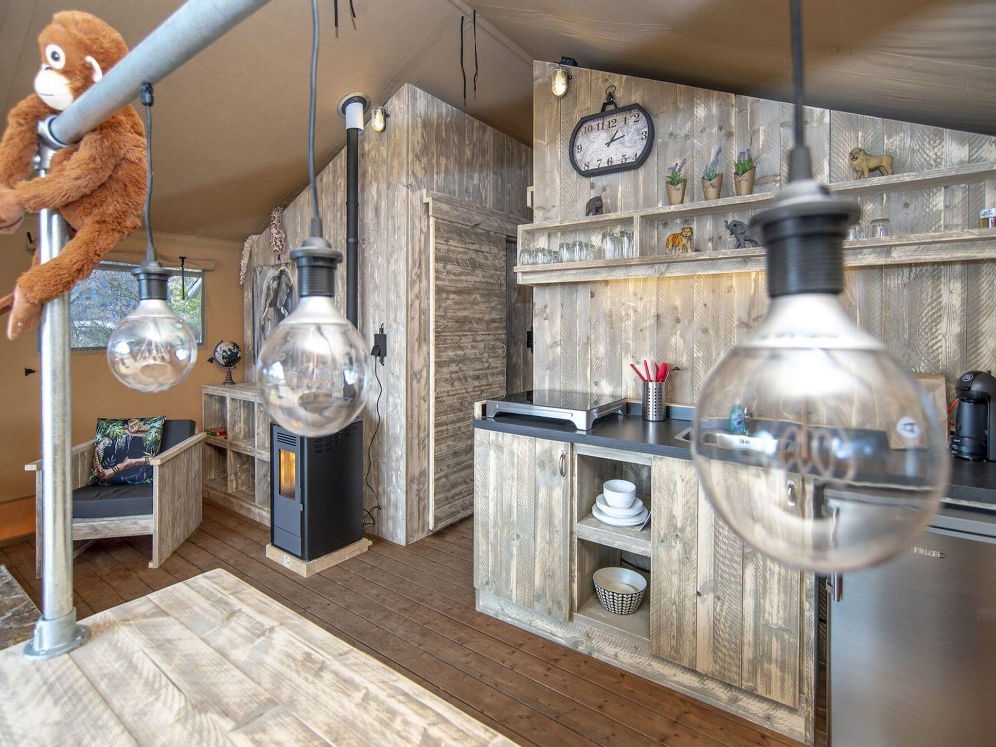 De keuken van Safari Lodge XL 6 p, with private sanitary facilities in Almere
