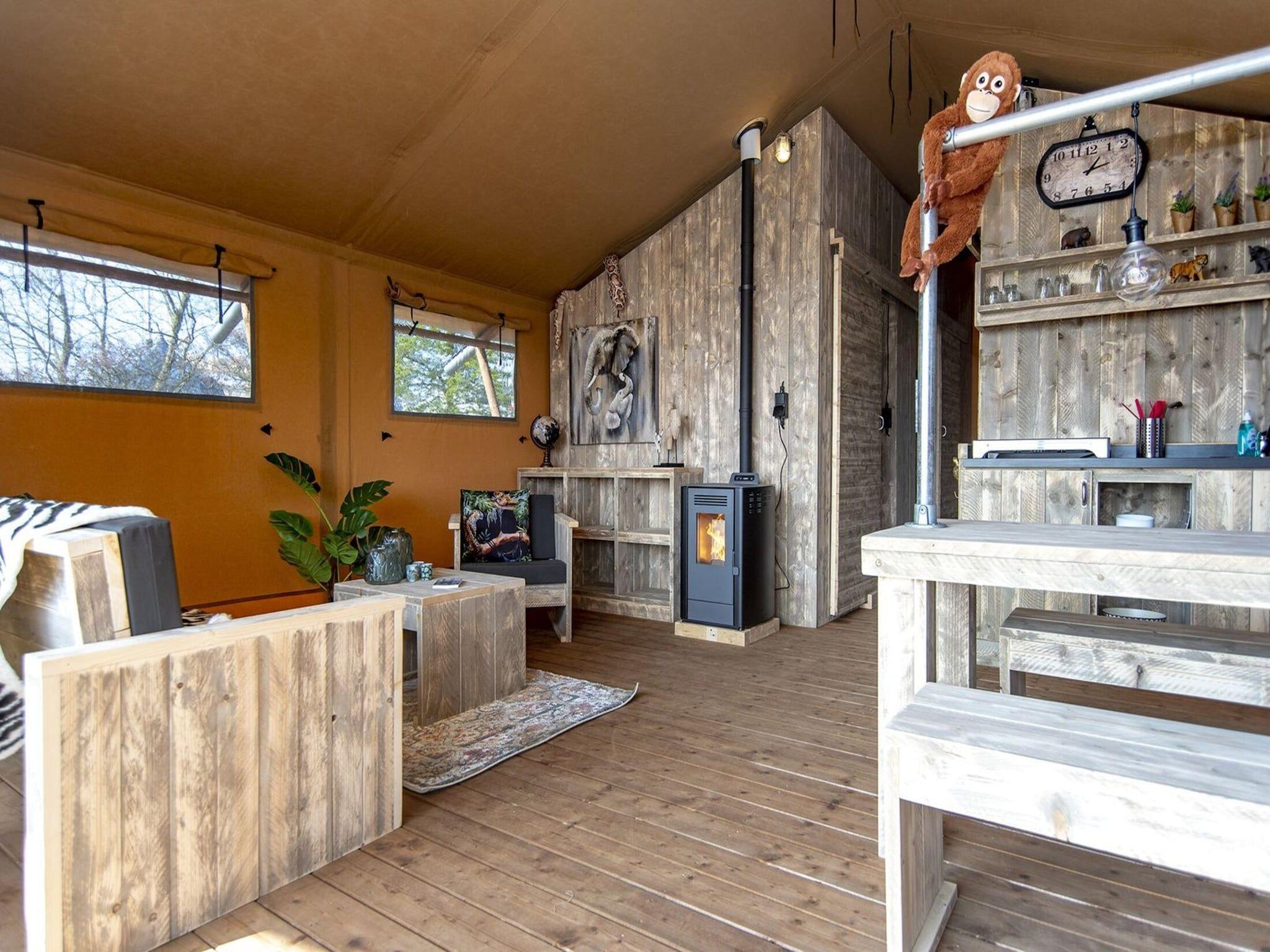 De woonkamer van Safari Lodge XL 6 p, with private sanitary facilities in Almere