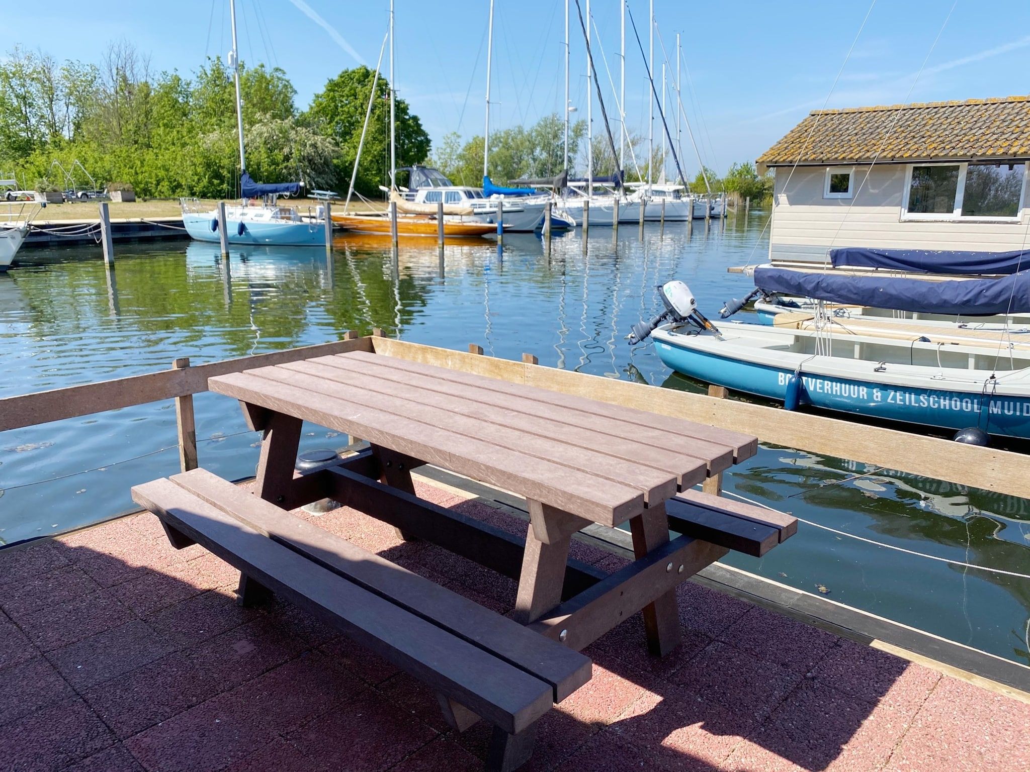 Het terras van Chalets in Almere