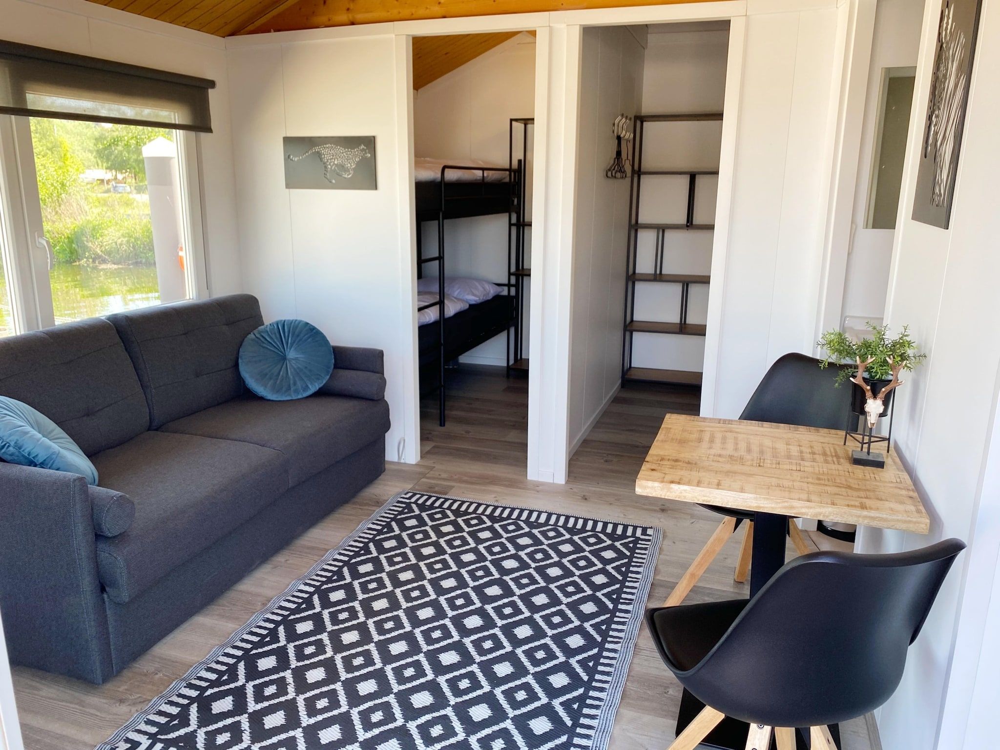 De eetkamer van Chalets in Almere