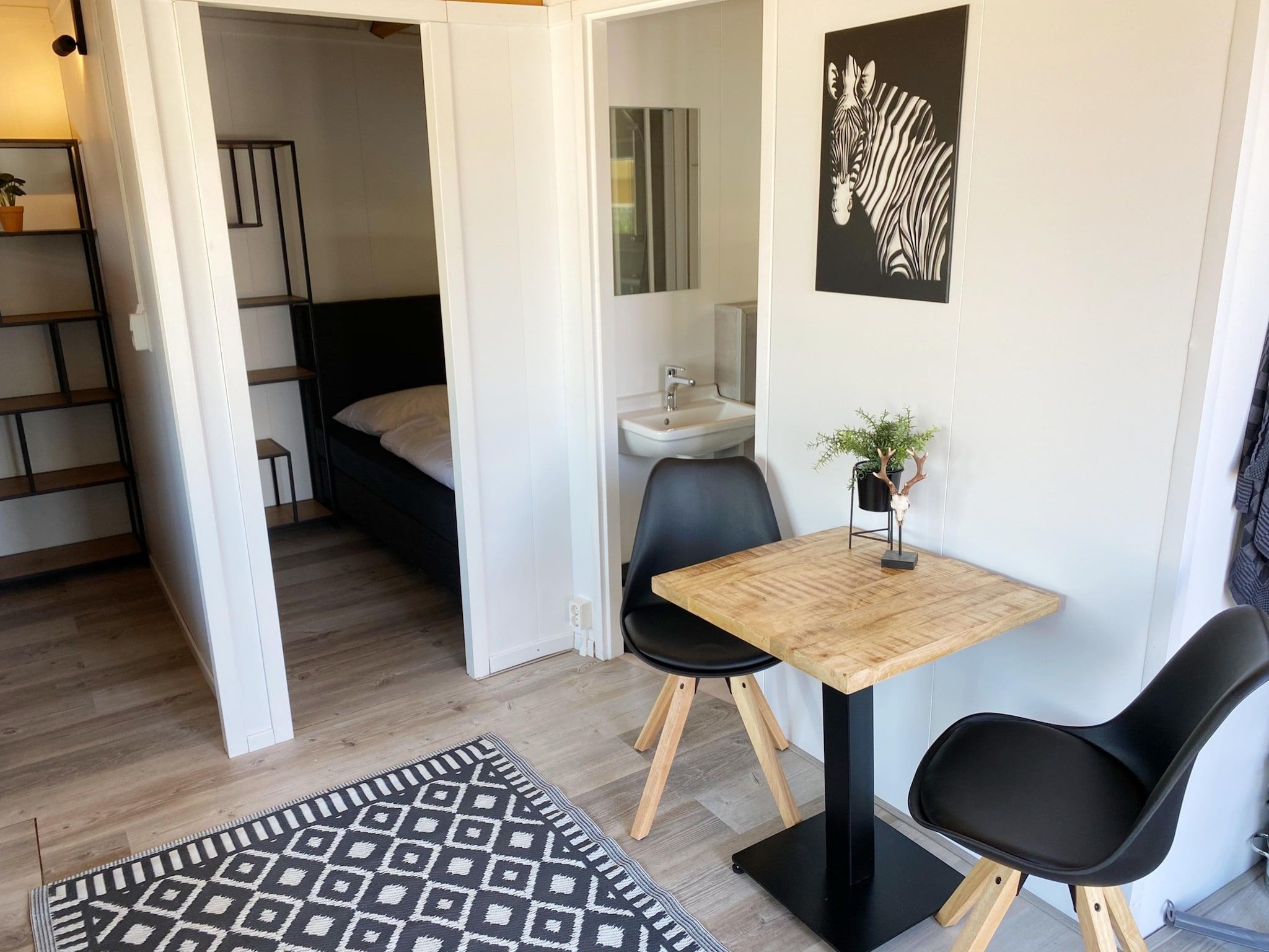 De eetkamer van Chalets in Almere