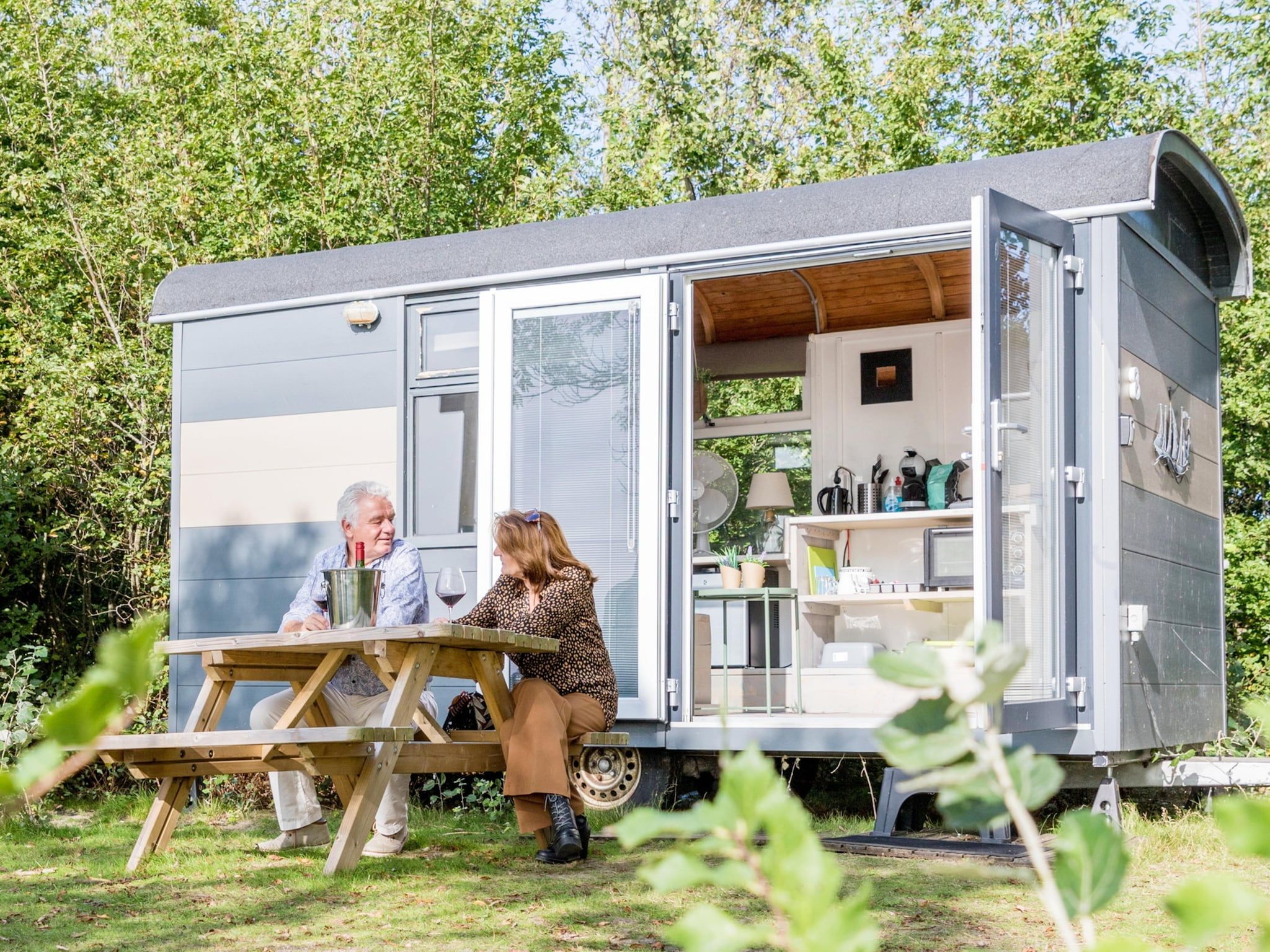 De buitenkant van Tiny Wagon two-person (Nr 7-10),by the water in Almere