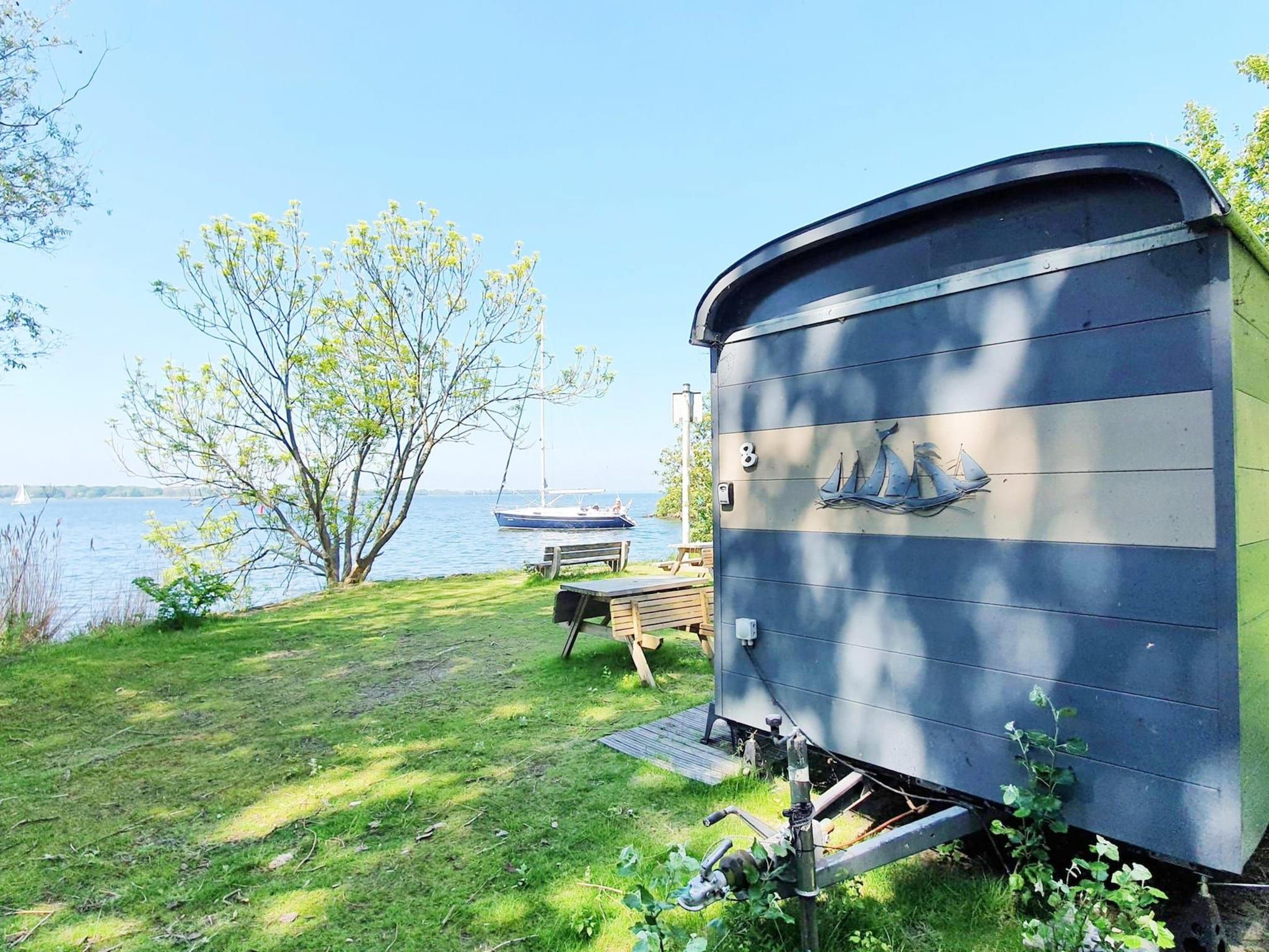 De buitenkant van Tiny Wagon two-person (Nr 7-10),by the water in Almere