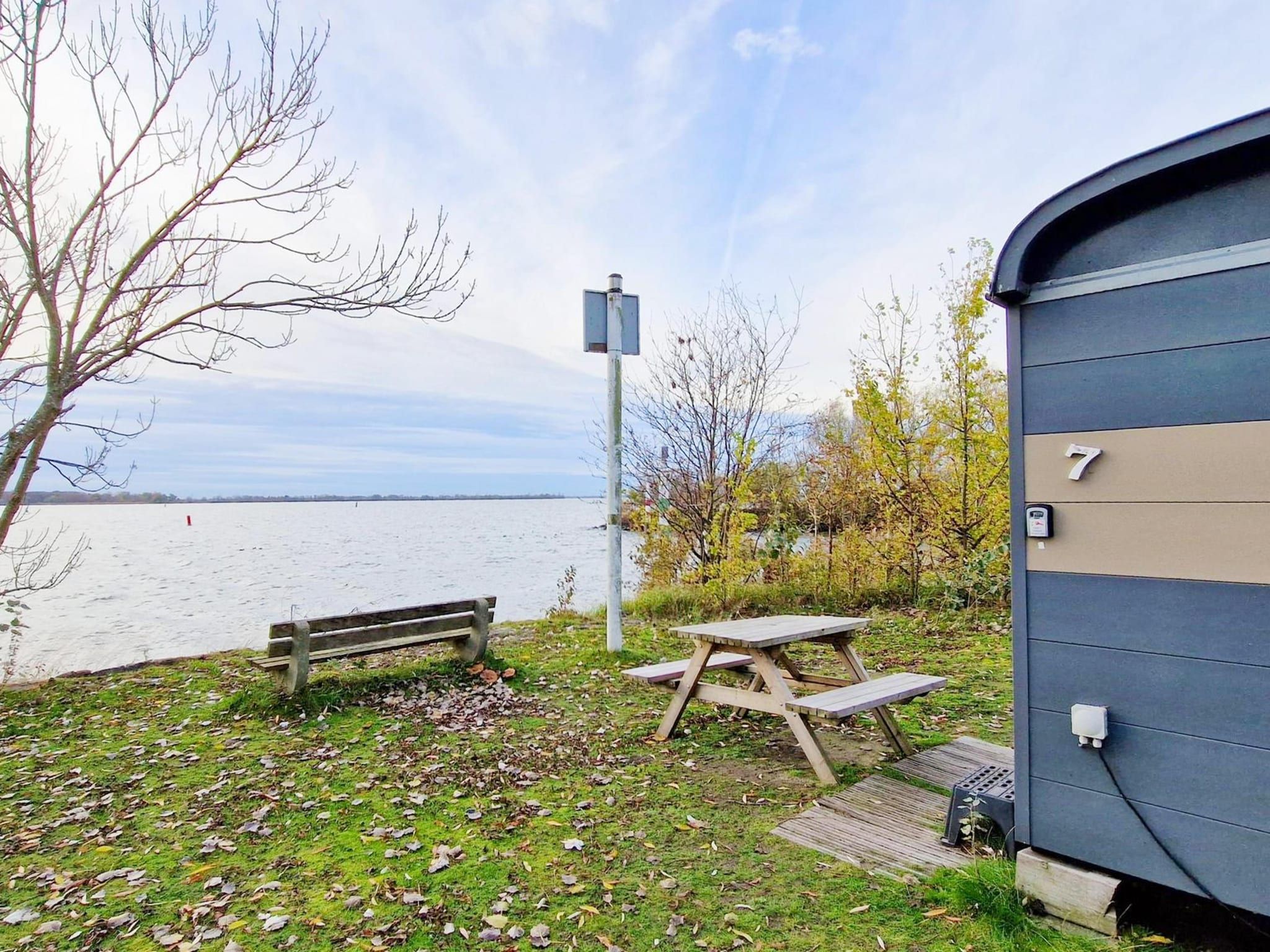 Het terras van Tiny Wagon two-person (Nr 7-10),by the water in Almere