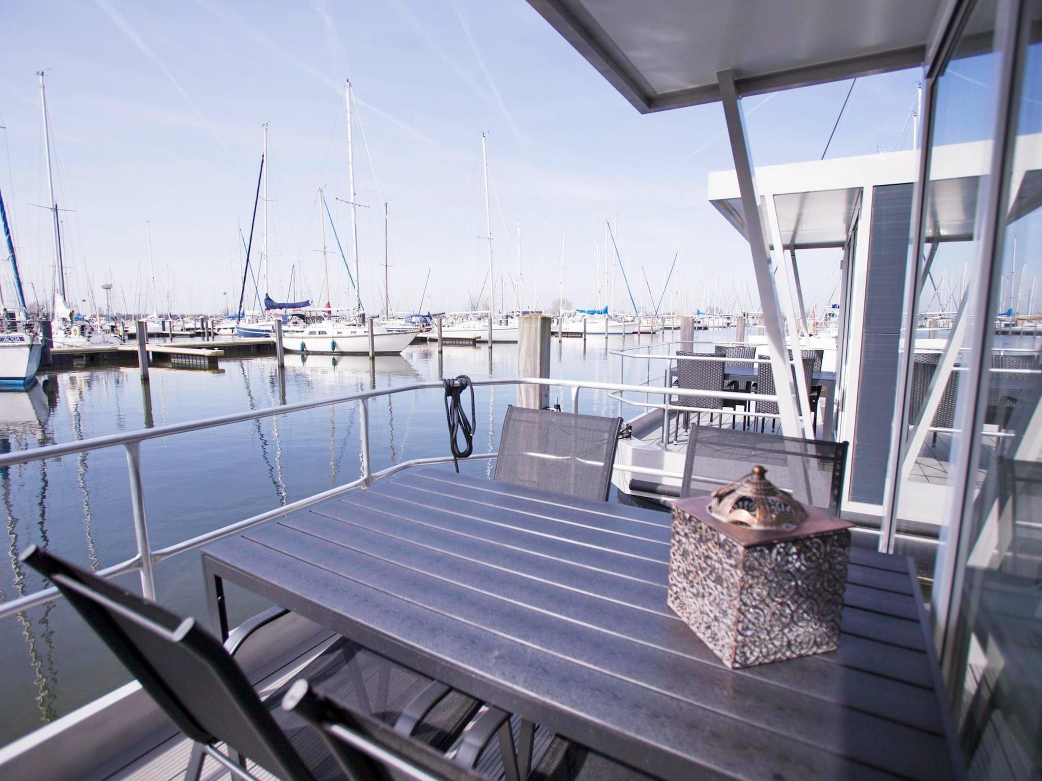 Het terras van Havenlodge with roof terrace and balcony (4-6 pers) Almere in Almere