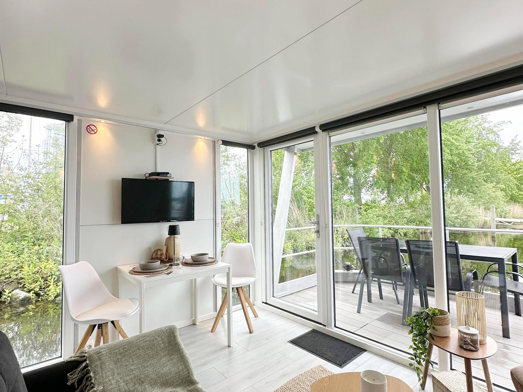 De woonkamer van Havenlodge with roof terrace and balcony (4-6 pers) Almere in Almere