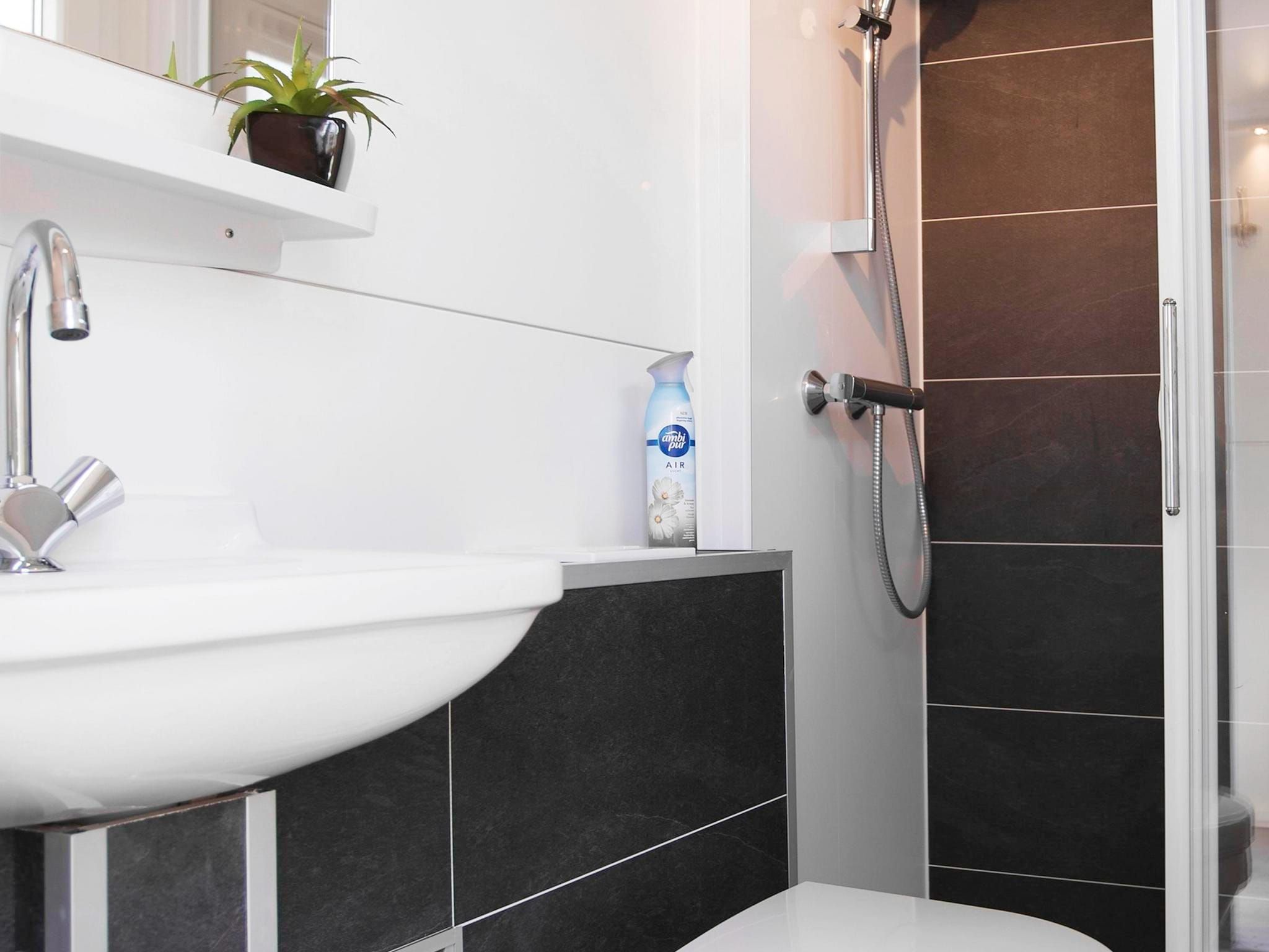 De badkamer van Havenlodge with roof terrace and balcony (4-6 pers) Almere in Almere