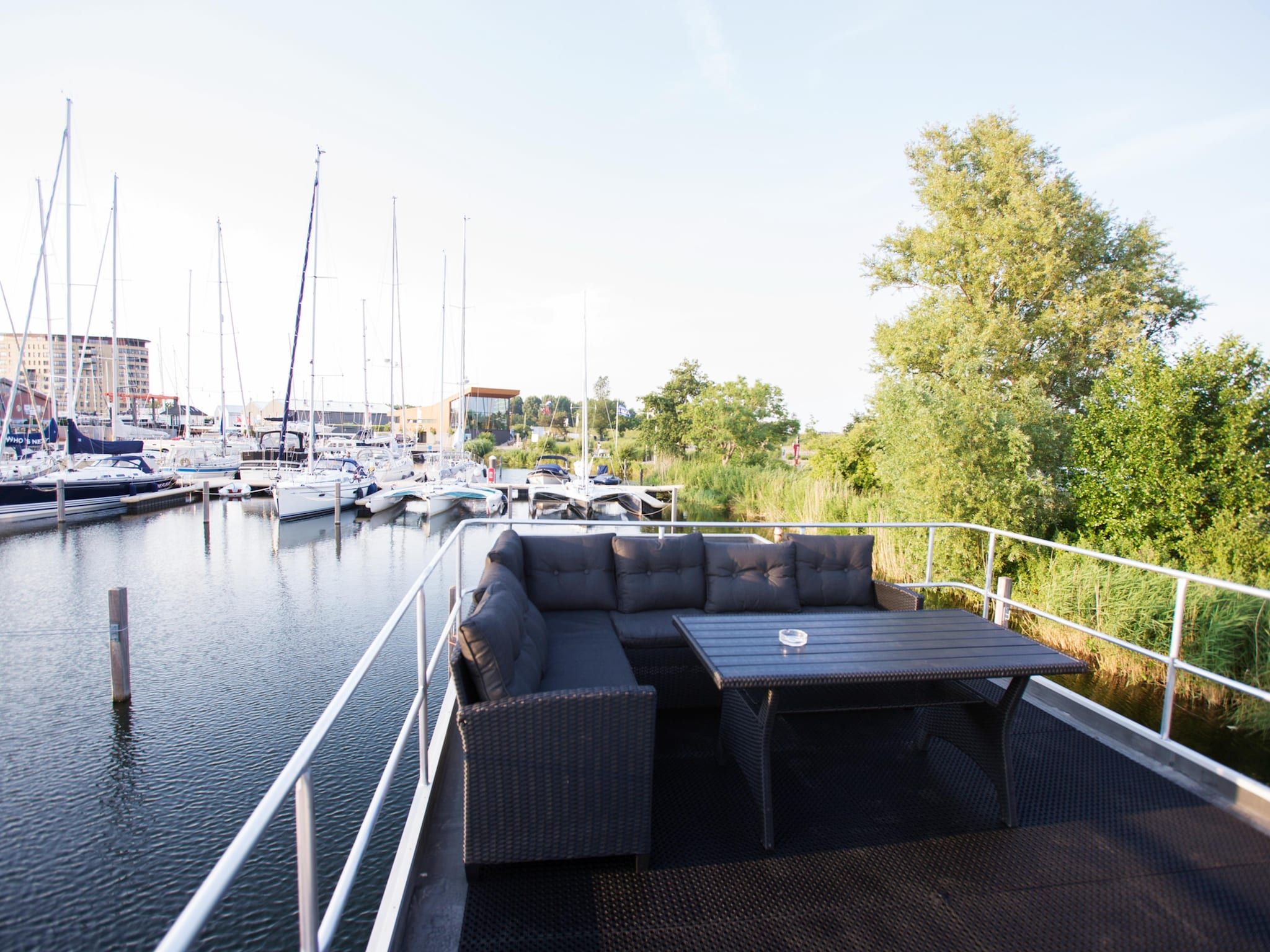 Het terras van Havenlodge with roof terrace and balcony (4-6 pers) Almere in Almere
