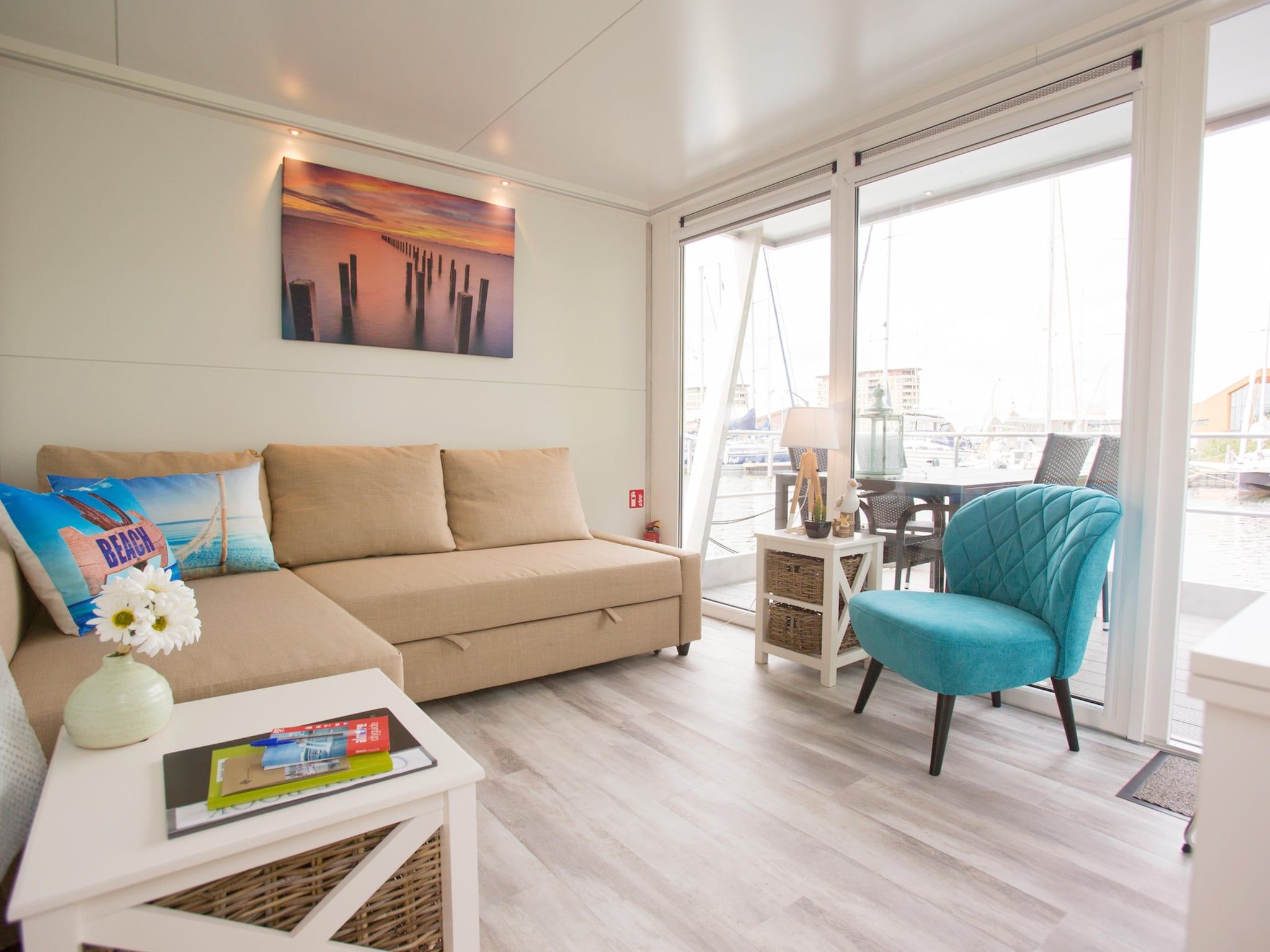 De woonkamer van Havenlodge with roof terrace and balcony (4-6 pers) Almere in Almere