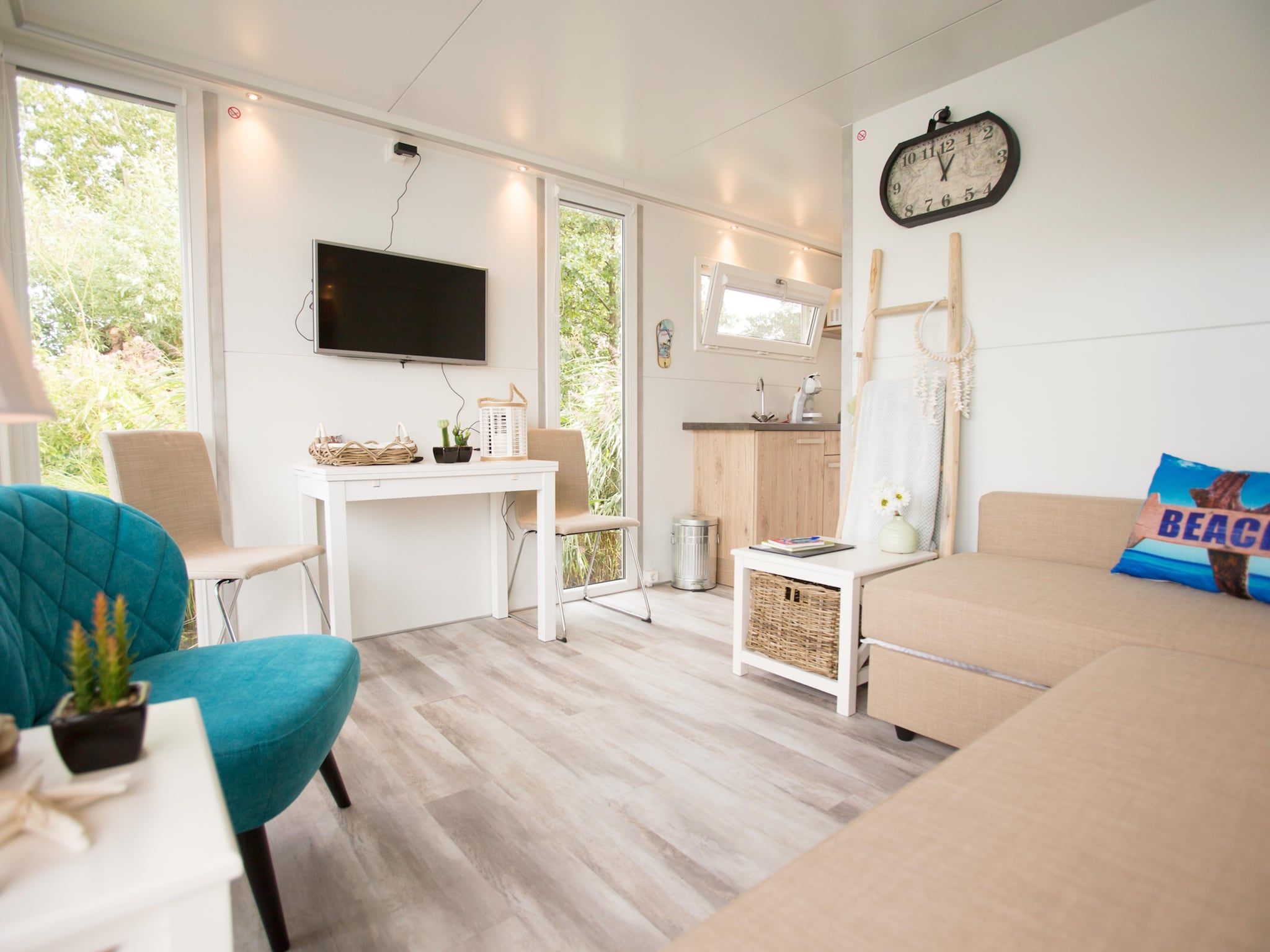 De woonkamer van Havenlodge with roof terrace and balcony (4-6 pers) Almere in Almere