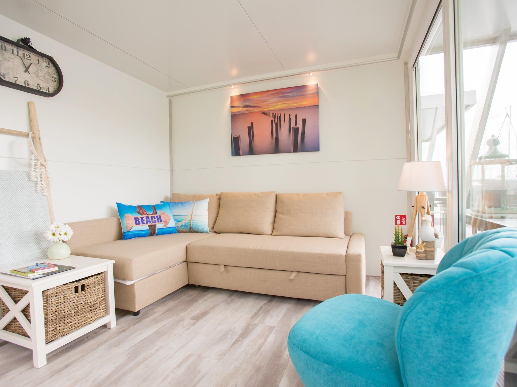De woonkamer van Havenlodge with roof terrace and balcony (4-6 pers) Almere in Almere