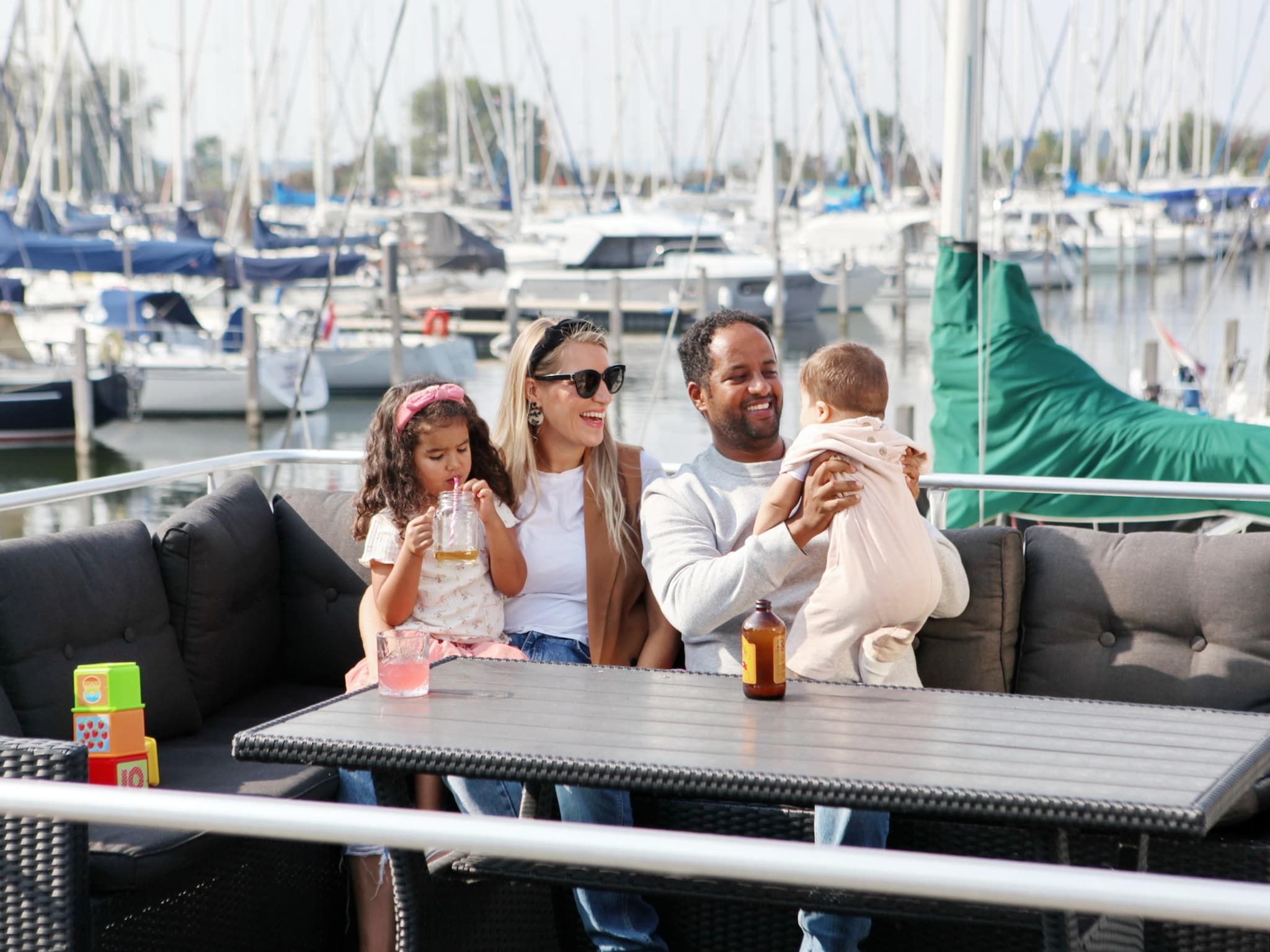 Het terras van Havenlodge with roof terrace and balcony (4-6 pers) Almere in Almere