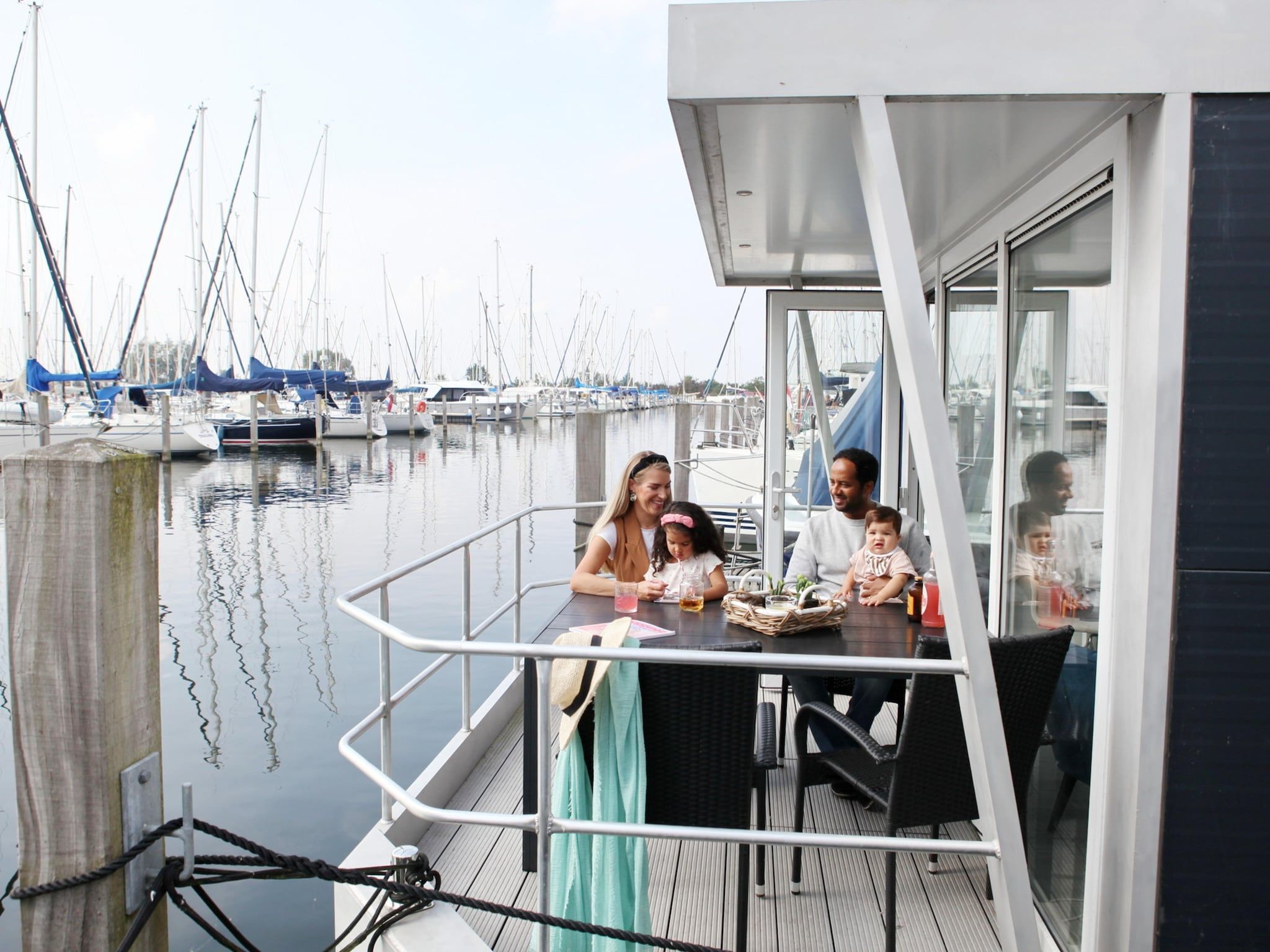 Het terras van Havenlodge with roof terrace and balcony (4-6 pers) Almere in Almere