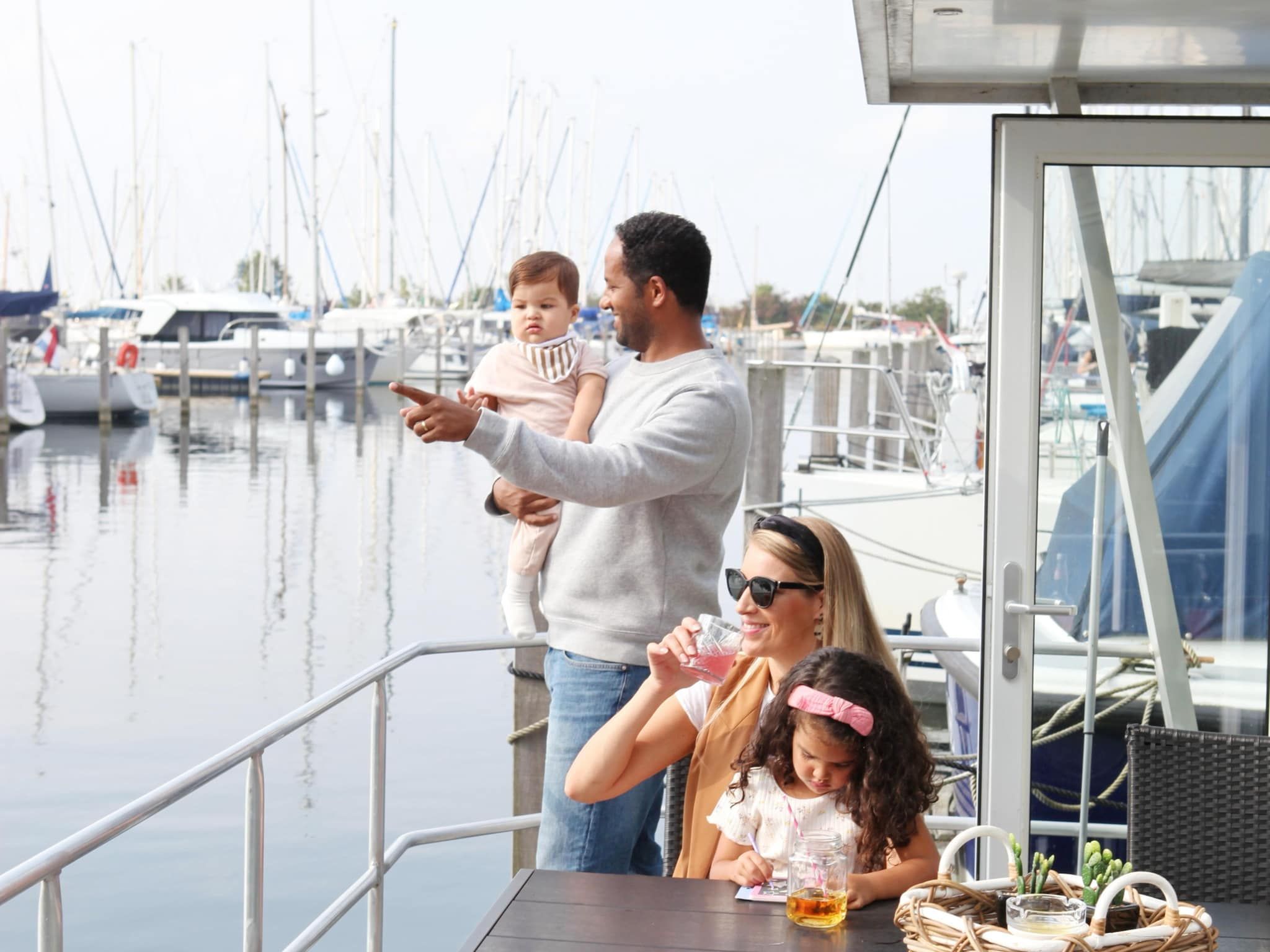 Het terras van Havenlodge with roof terrace and balcony (4-6 pers) Almere in Almere