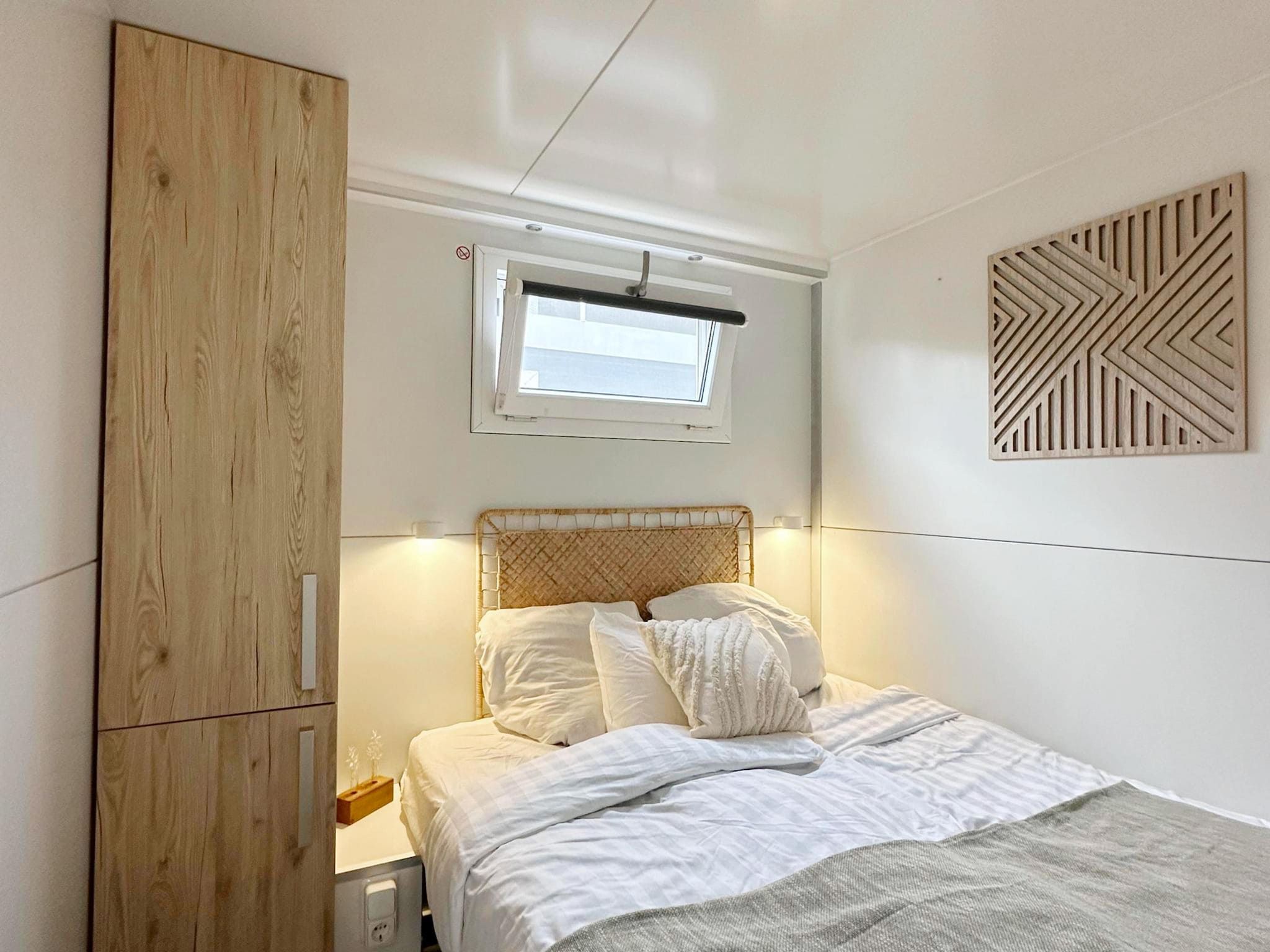 Een slaapkamer van Havenlodge with roof terrace and balcony (4-6 pers) Almere in Almere