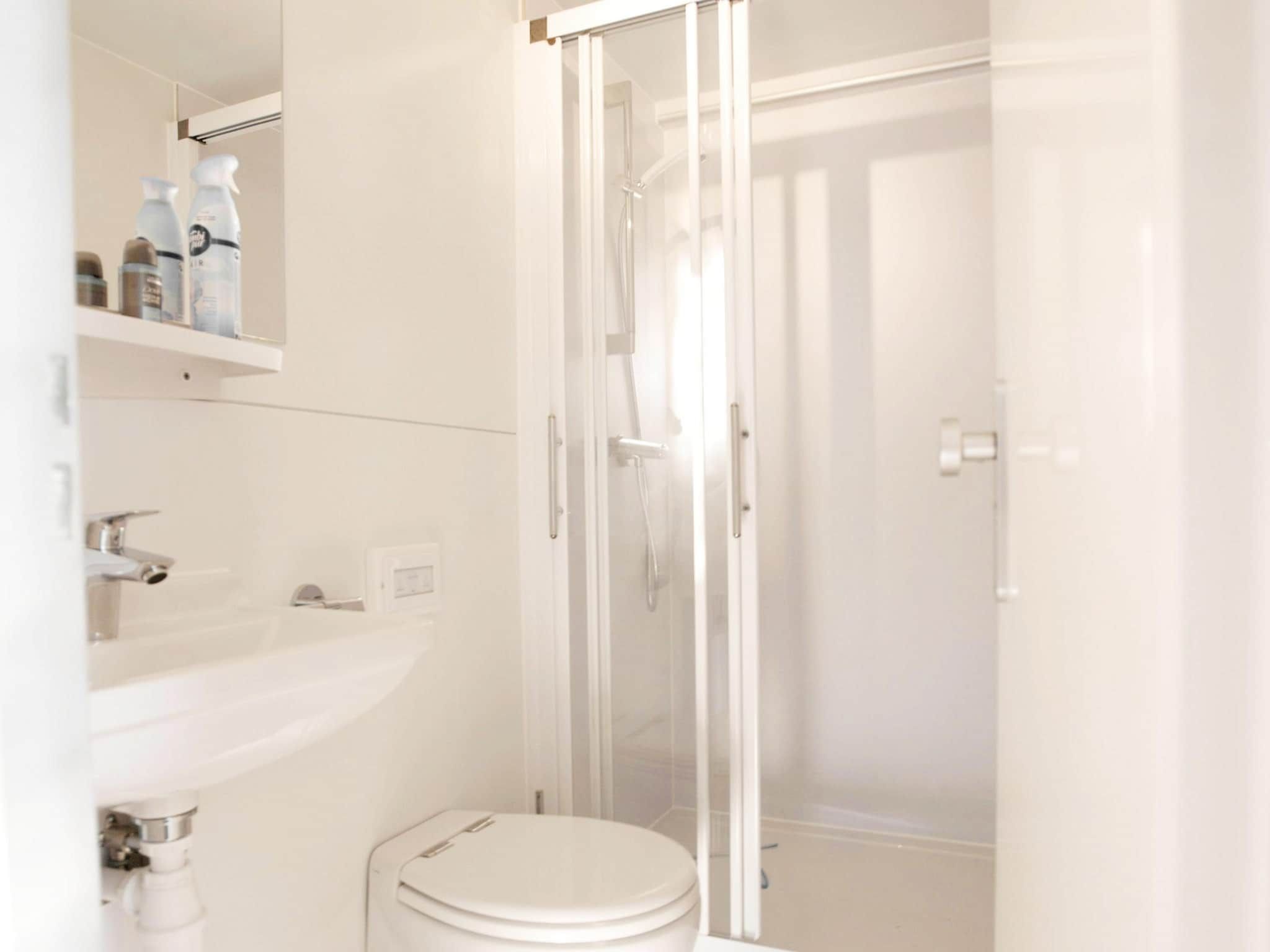 De badkamer van Harbor lodge+ with roof terrace and balcony (4-6 pers) Amsterdam in Amsterdam