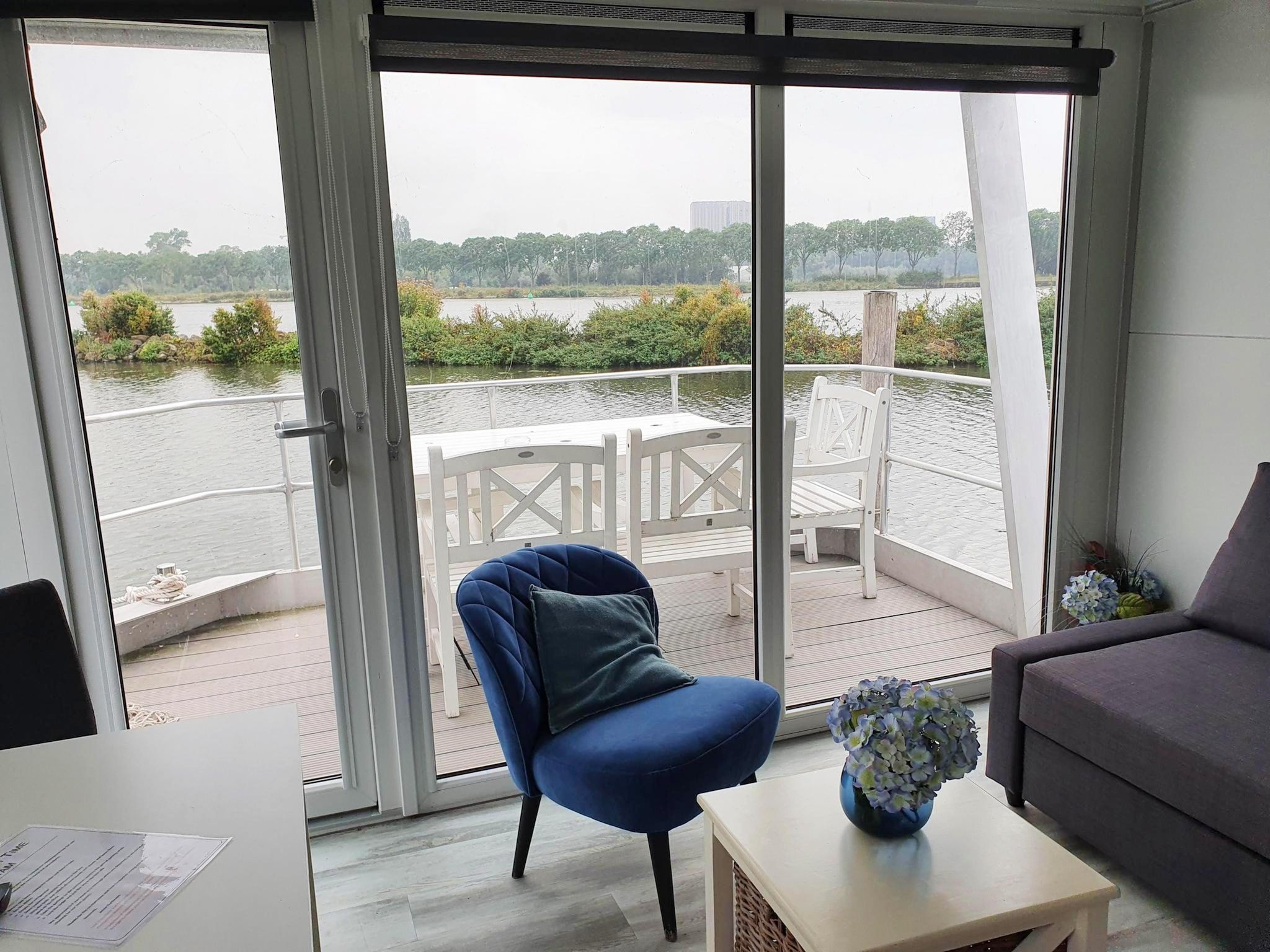 De woonkamer van Harbor lodge+ with roof terrace and balcony (4-6 pers) Amsterdam in Amsterdam