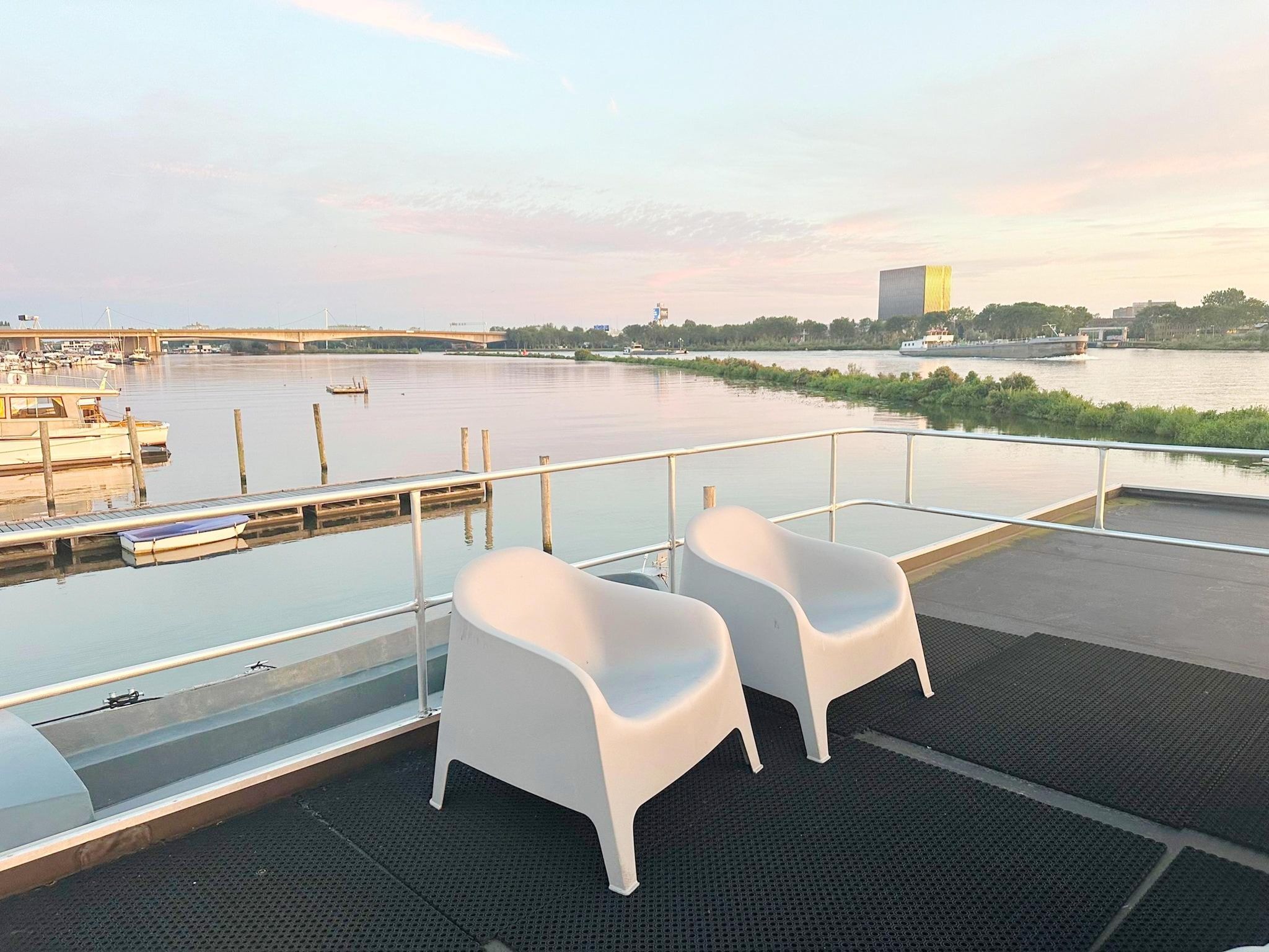 Het terras van Harbor lodge+ with roof terrace and balcony (4-6 pers) Amsterdam in Amsterdam