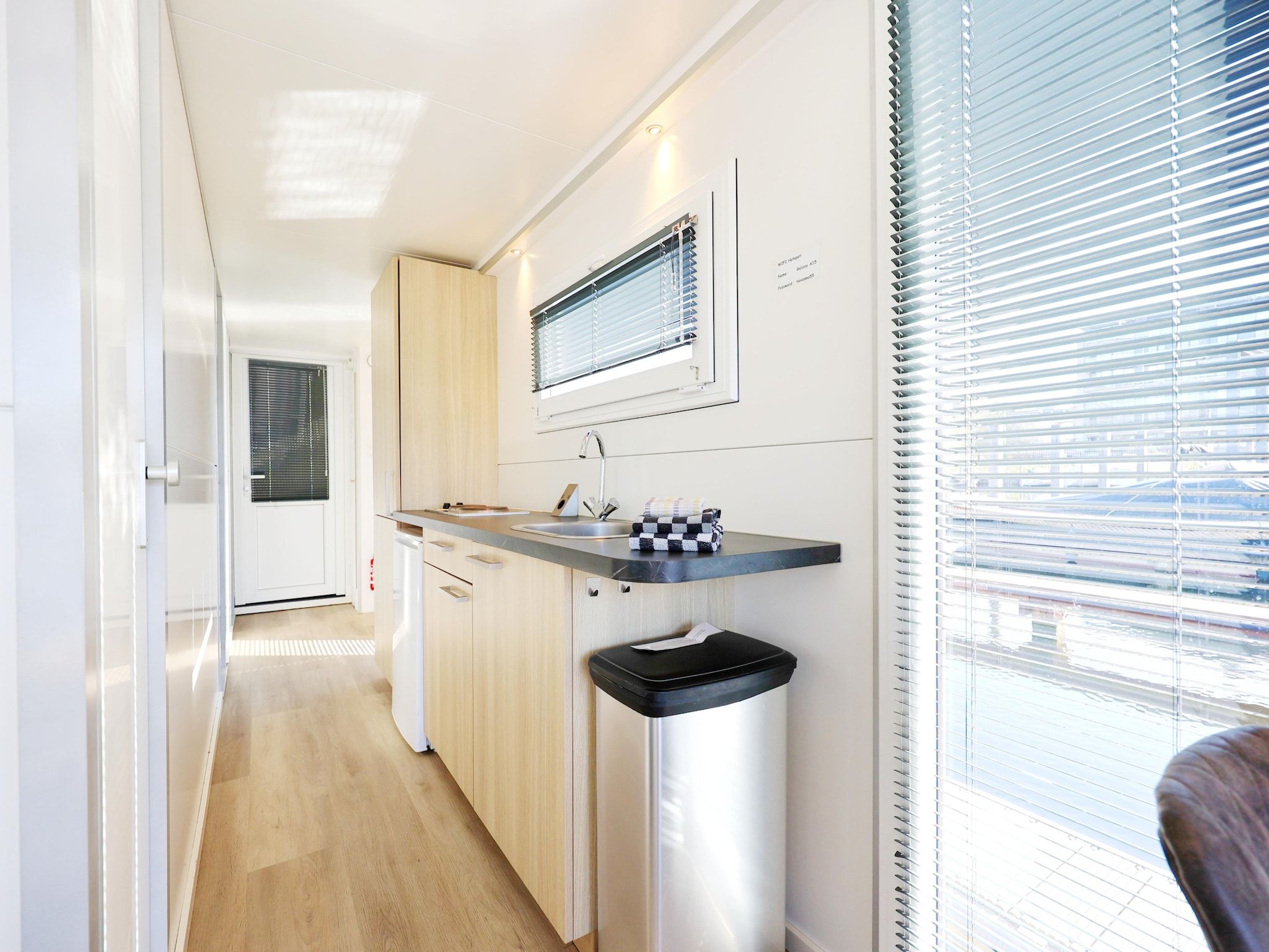 De keuken van Houseboat with roof terrace and balcony (4 pers) "De Hoop" in Amsterdam
