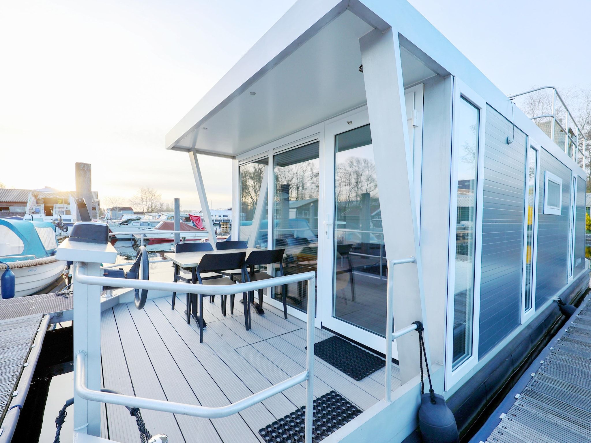 De buitenkant van Houseboat with roof terrace and balcony (4 pers) "De Hoop" in Amsterdam