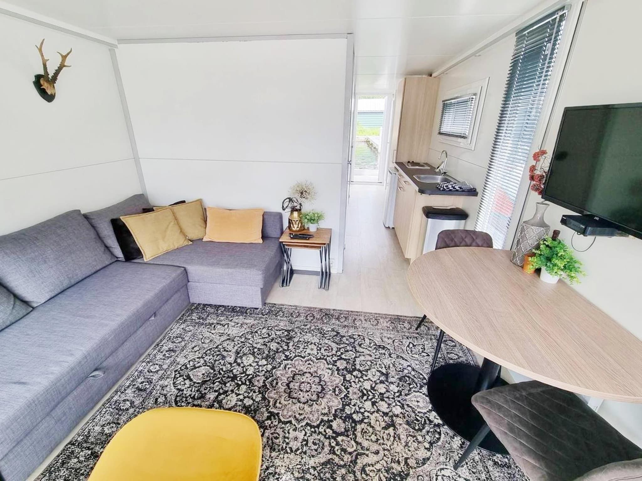 De woonkamer van Houseboat with roof terrace and balcony (4 pers) "De Hoop" in Amsterdam