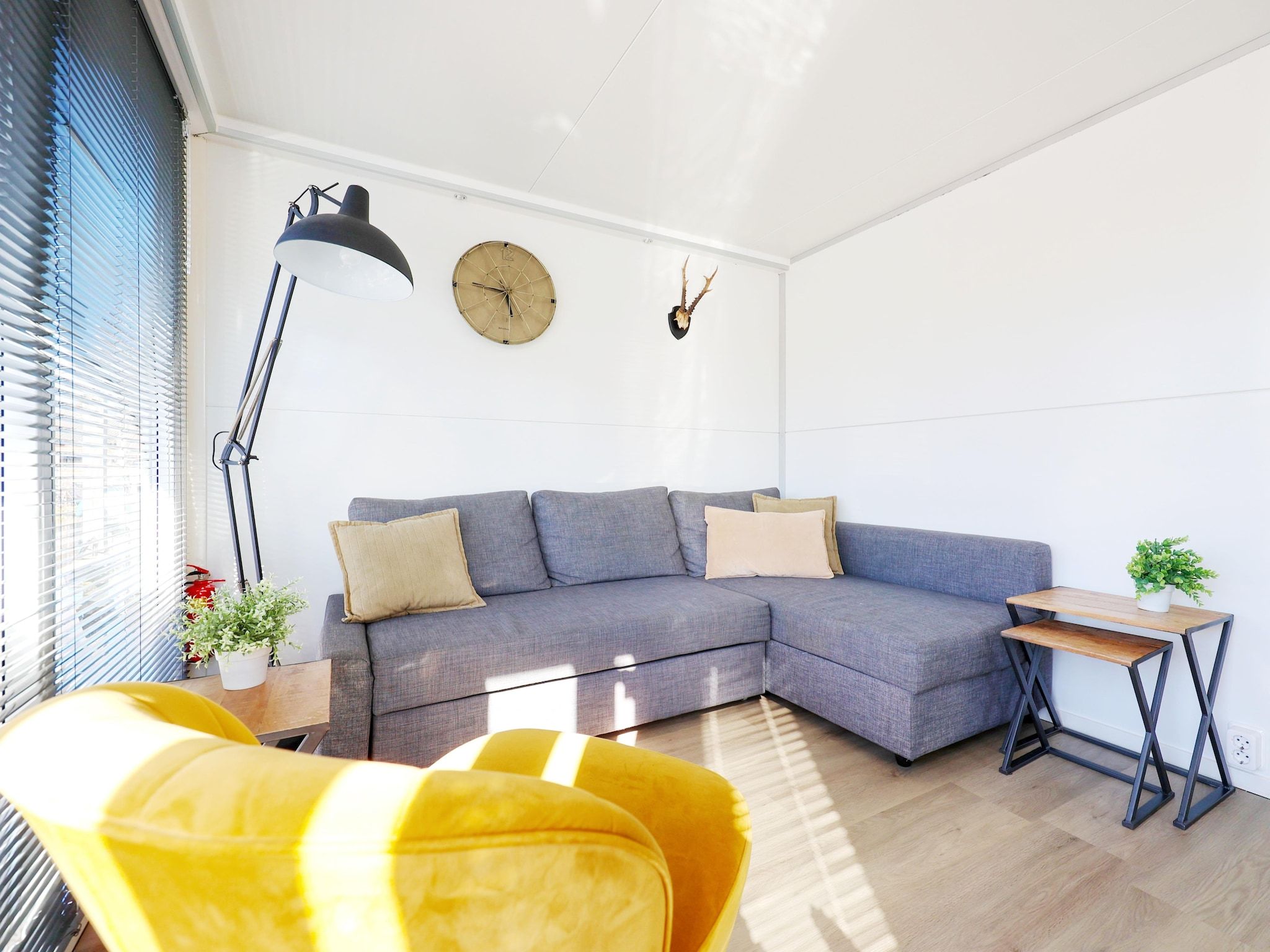 De woonkamer van Houseboat with roof terrace and balcony (4 pers) "De Hoop" in Amsterdam