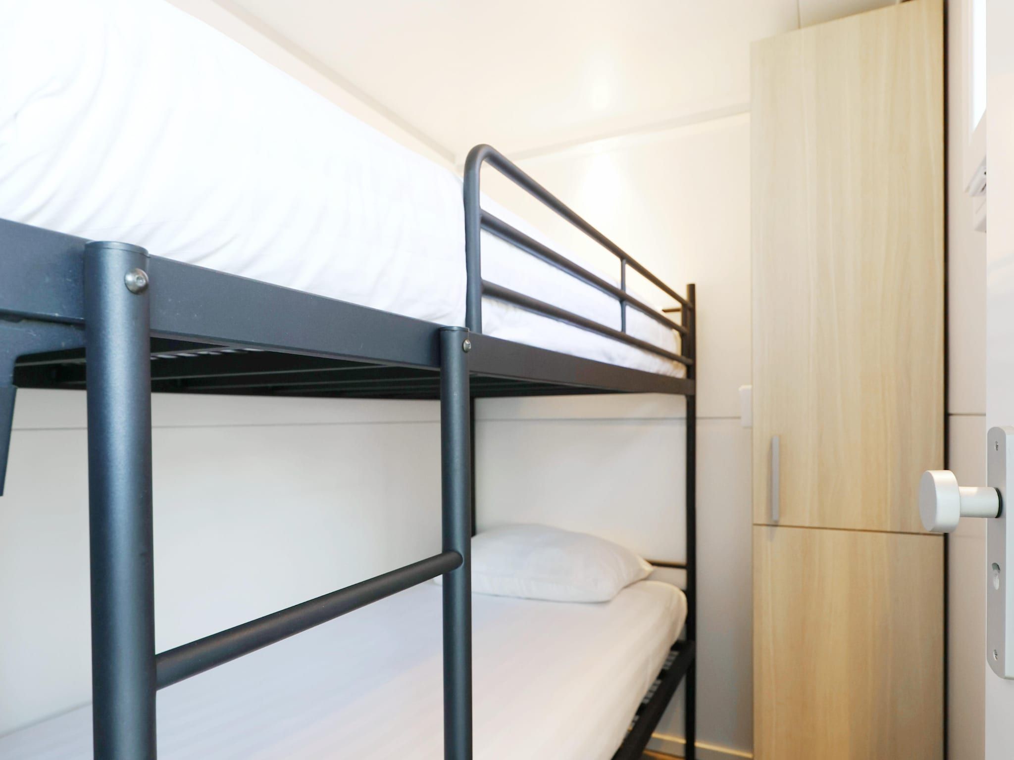 Een slaapkamer van Houseboat with roof terrace and balcony (4 pers) "De Hoop" in Amsterdam