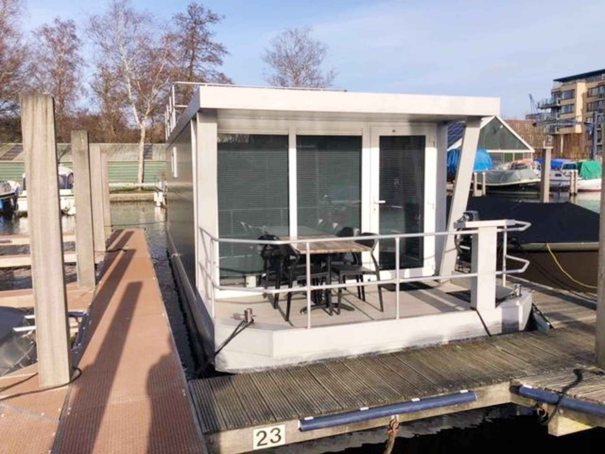 De buitenkant van Houseboat with roof terrace and balcony (4 pers) "De Hoop" in Amsterdam