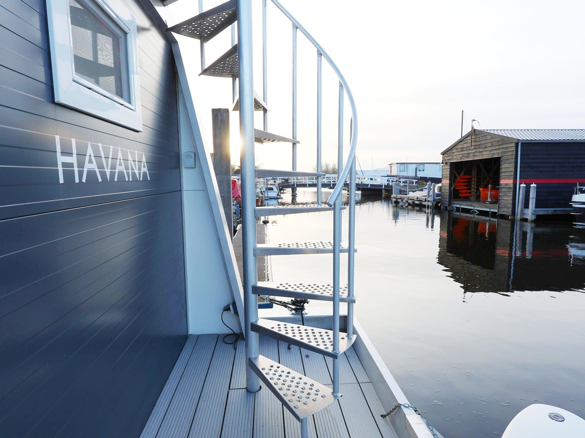 De buitenkant van Houseboat with roof terrace and balcony (4 pers) "De Hoop" in Amsterdam