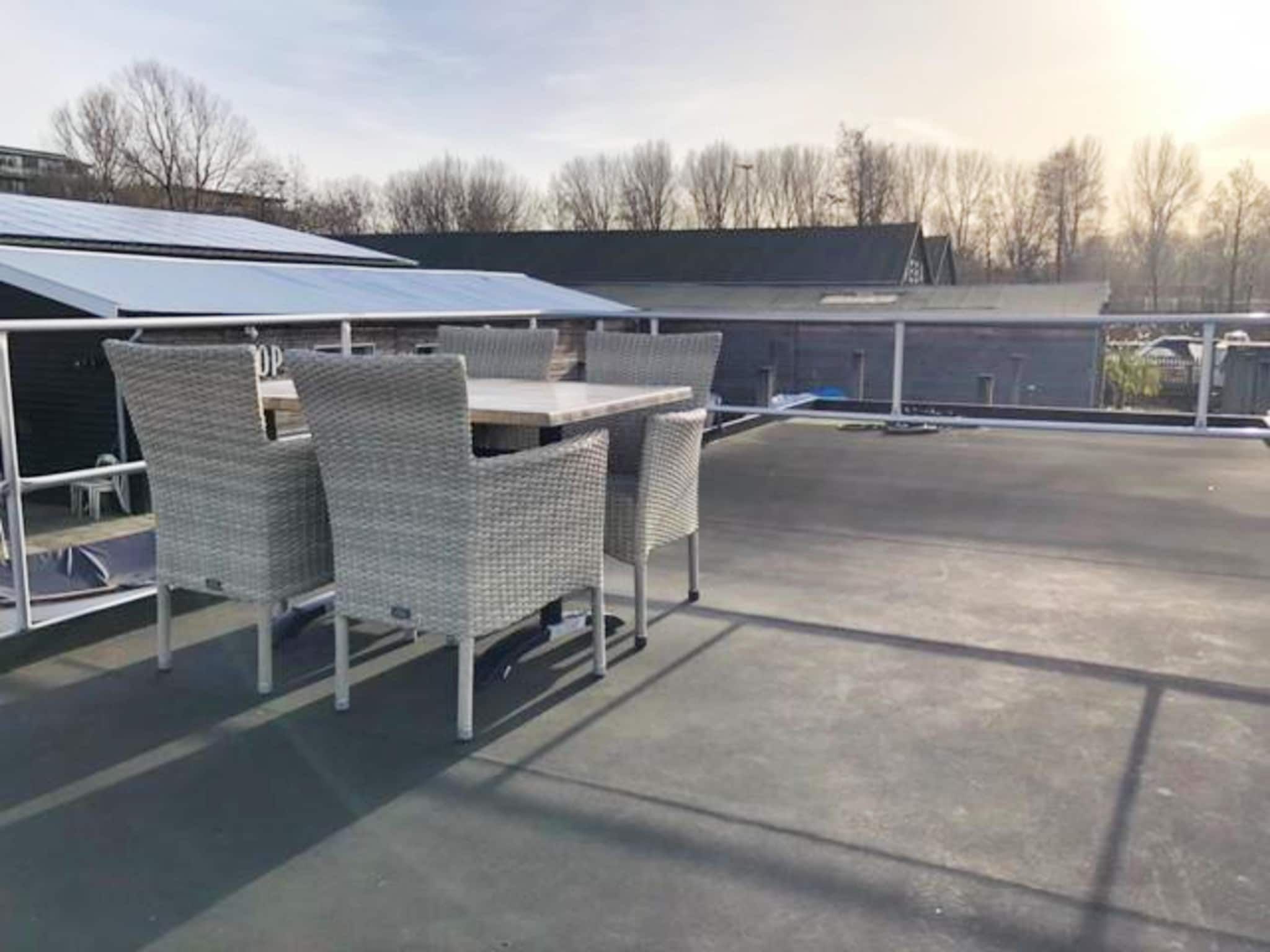 Het terras van Houseboat with roof terrace and balcony (4 pers) "De Hoop" in Amsterdam