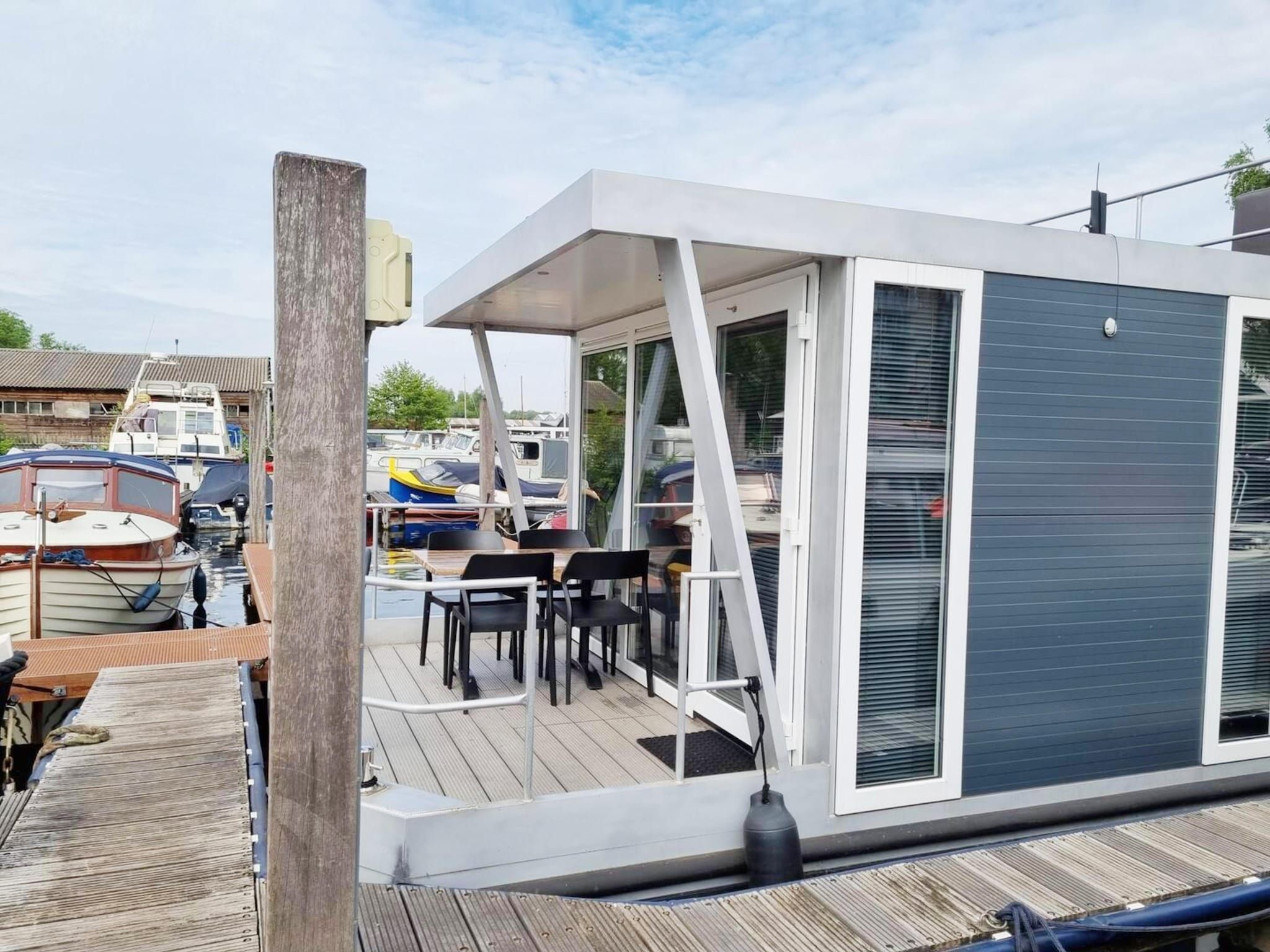 Het terras van Houseboat with roof terrace and balcony (4 pers) "De Hoop" in Amsterdam