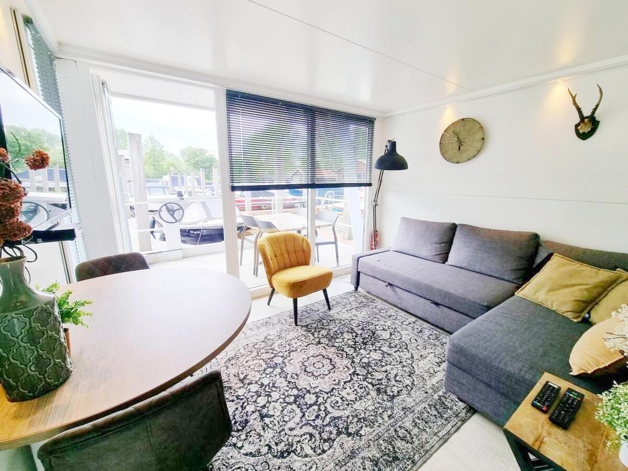 De woonkamer van Houseboat with roof terrace and balcony (4 pers) "De Hoop" in Amsterdam