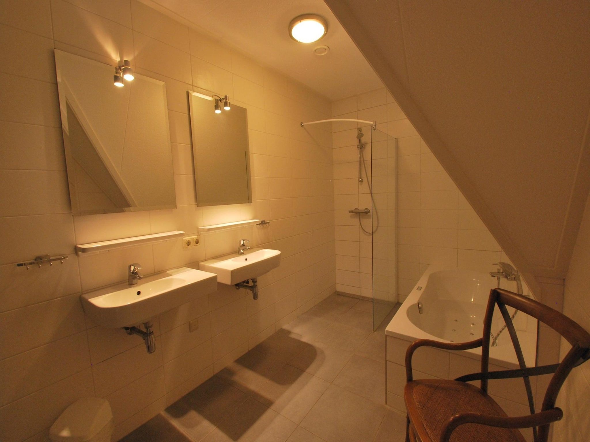 De badkamer van Beach Villa Royale Classic with Sauna - 10 persons in Makkum