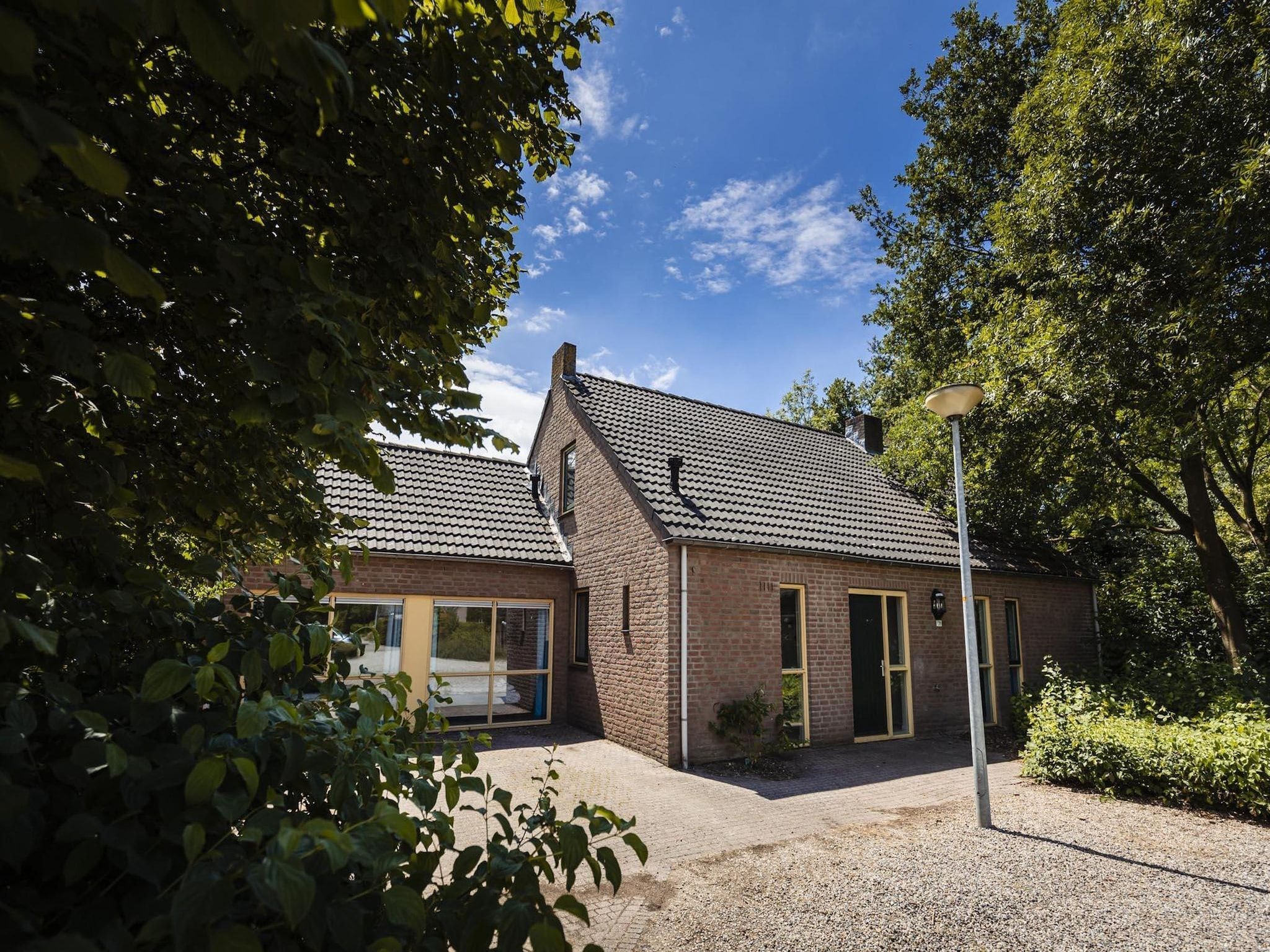 De buitenkant van 12 - Persons Family Bungalow in Ewijk