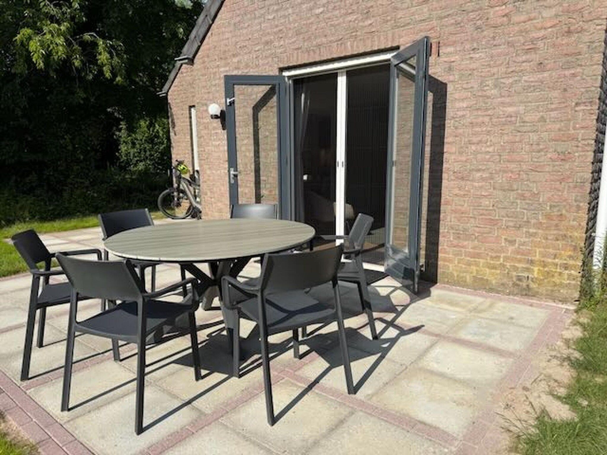 Het terras van 6 - Persons Forest VIP Bungalow (copy) in Ewijk