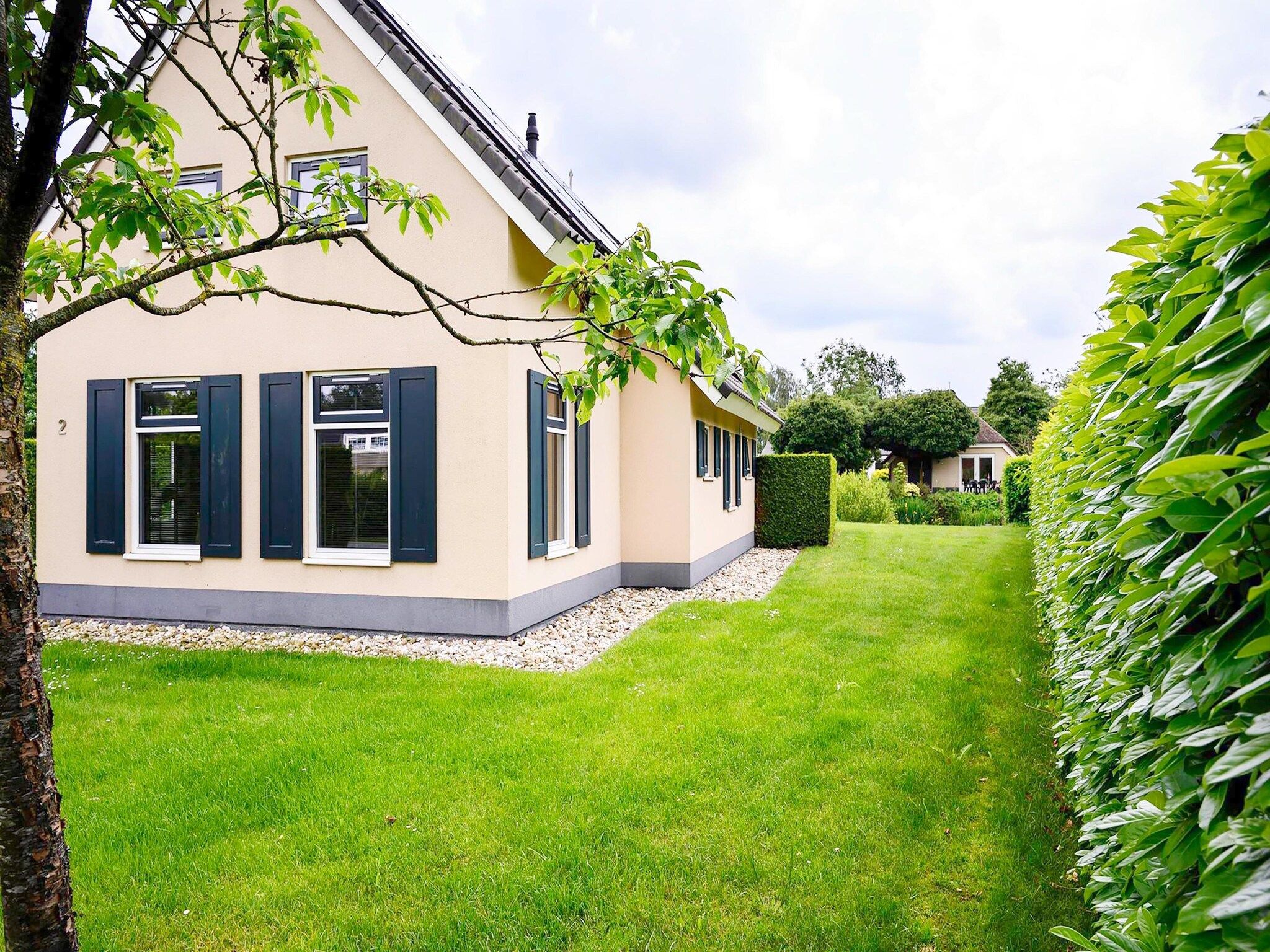 De buitenkant van 6 pers. Vosseberghuis Prestige met buitenspa in Vlagtwedde