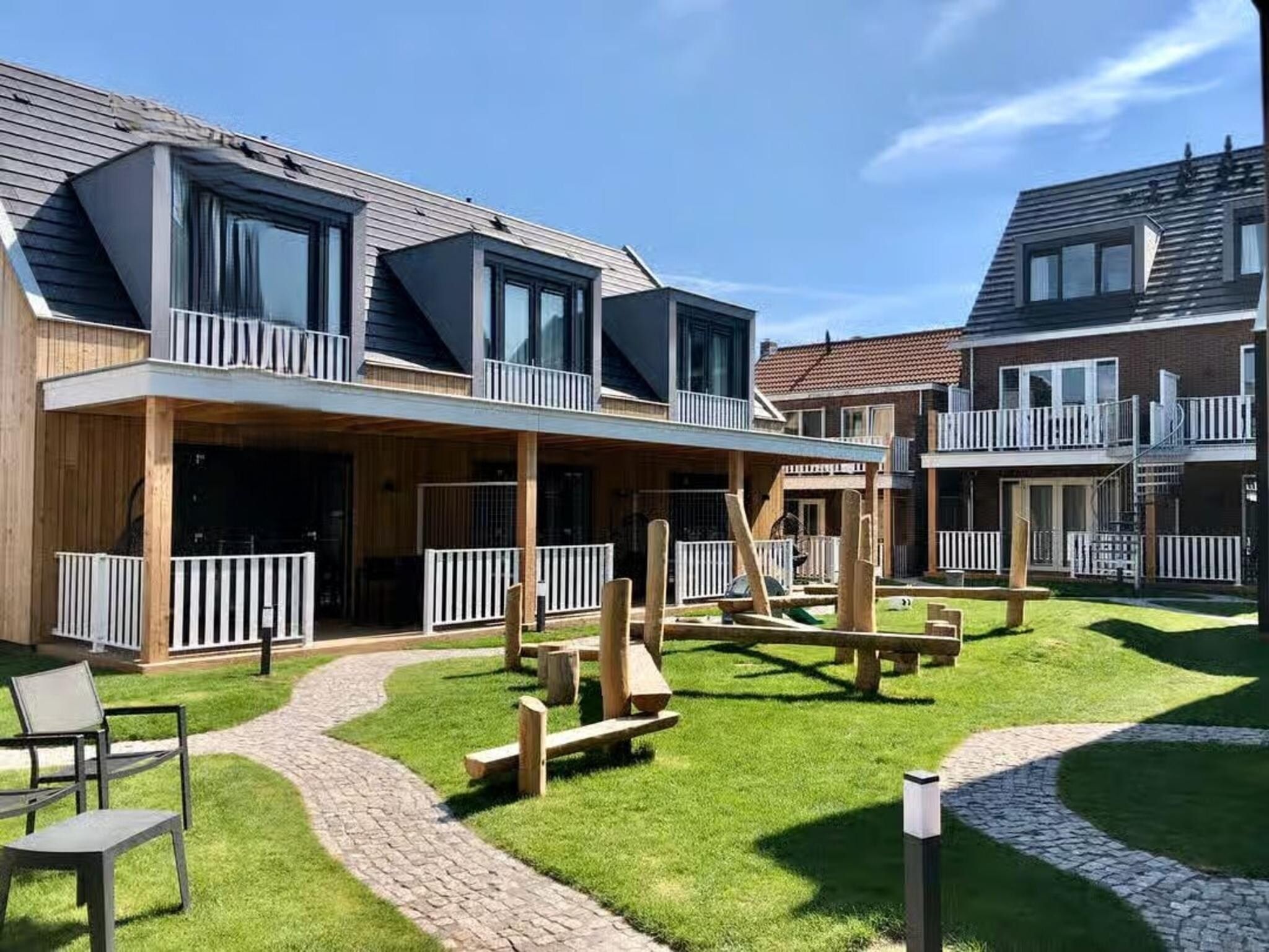 De tuin van Plein 40 Lodge 6 in Zoutelande