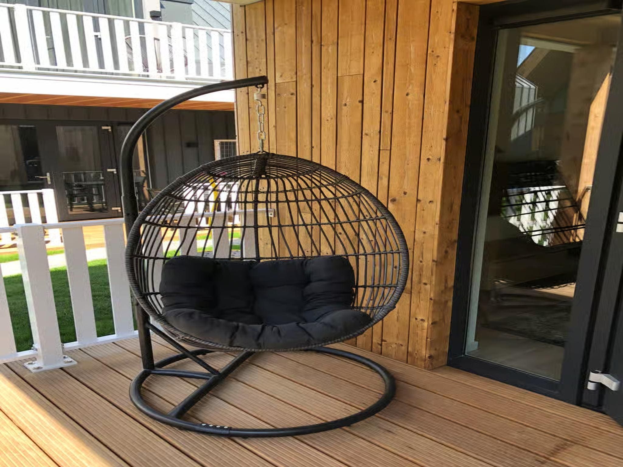 Het terras van Plein 40 Lodge 6 in Zoutelande