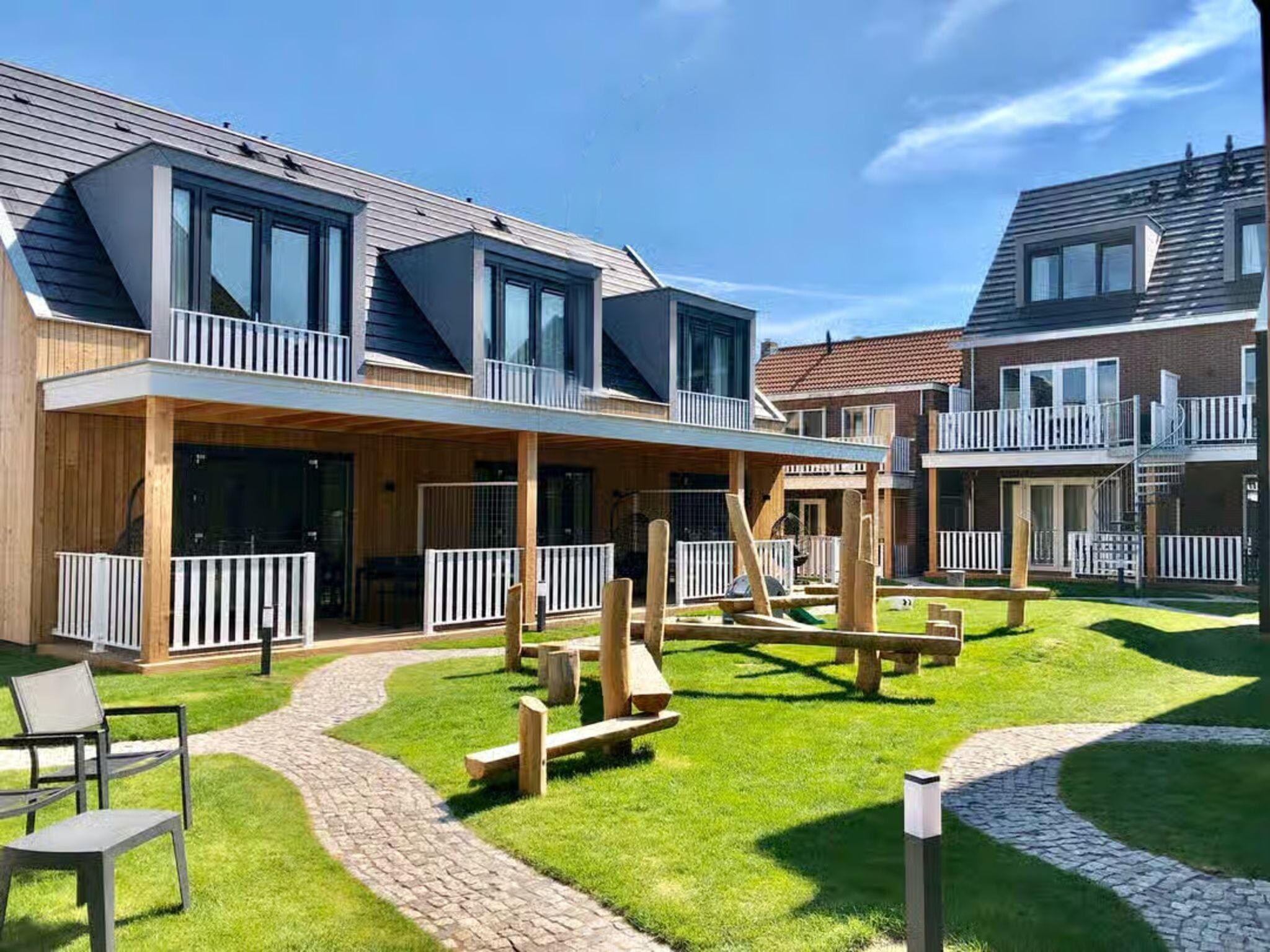 De tuin van Plein 40 Lodge 7 in Zoutelande