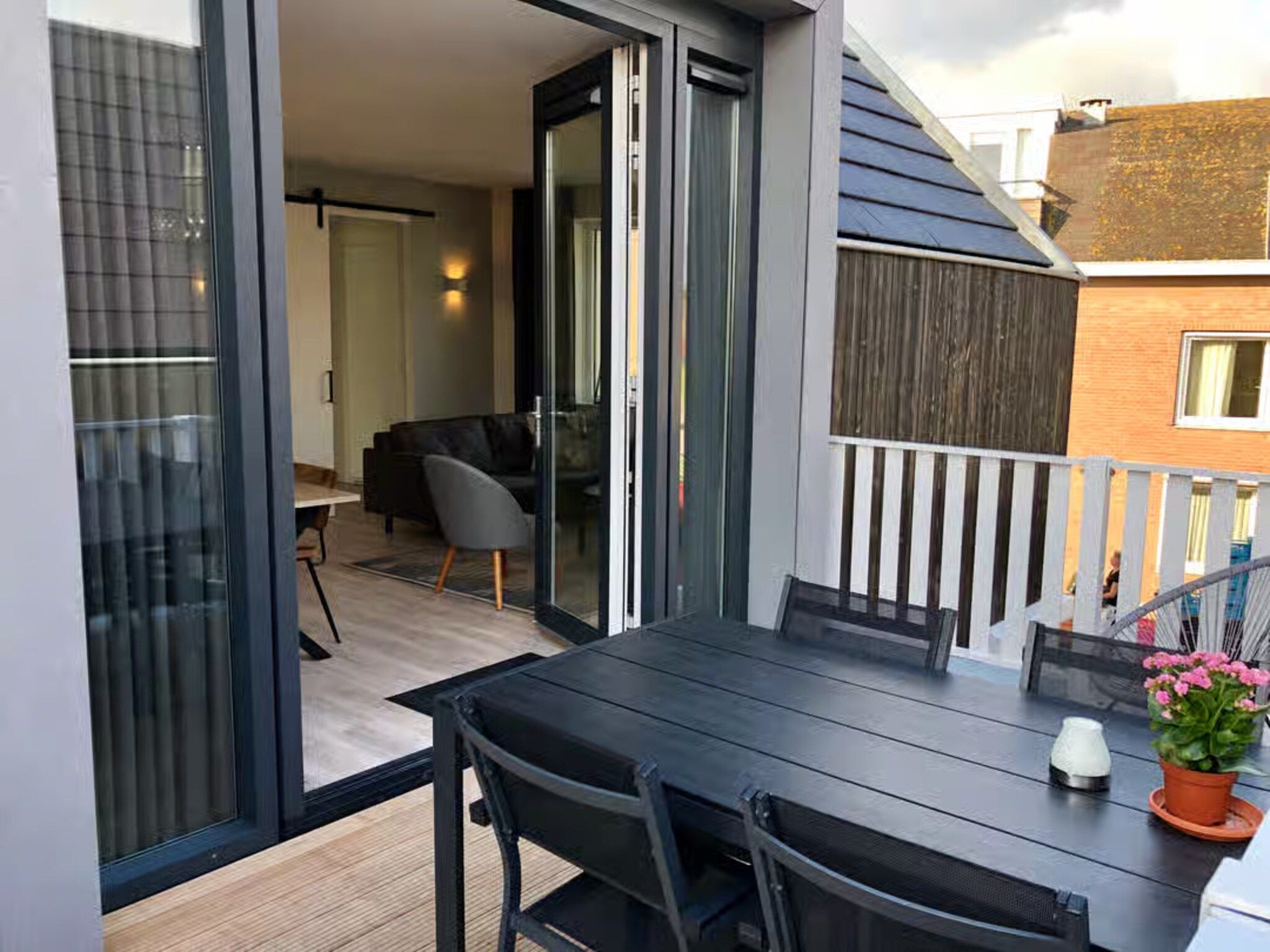 Het terras van Plein 40 Lodge 20 in Zoutelande