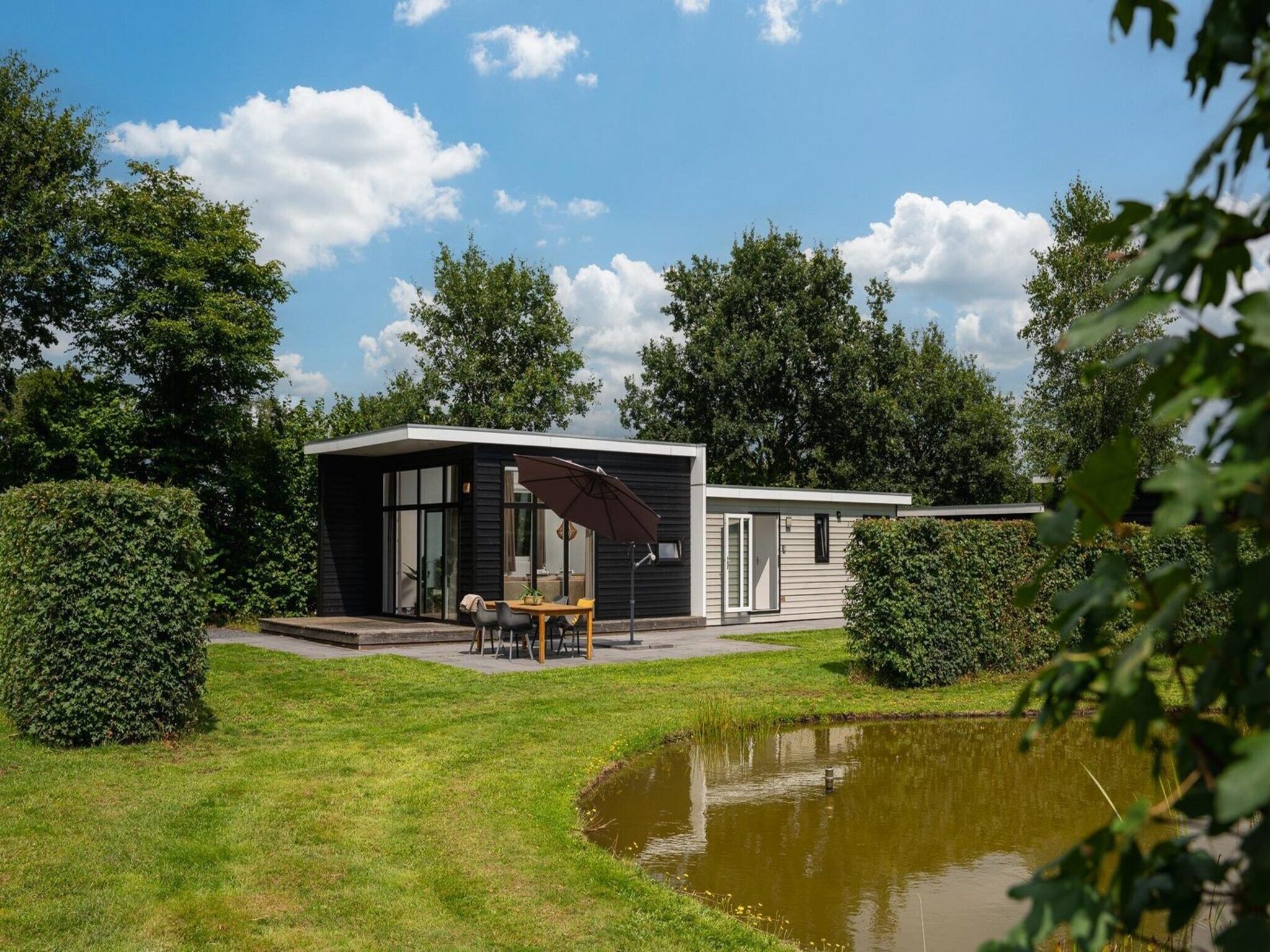 De buitenkant van Forest doglodge with hot tub | 4 people in Rijssen