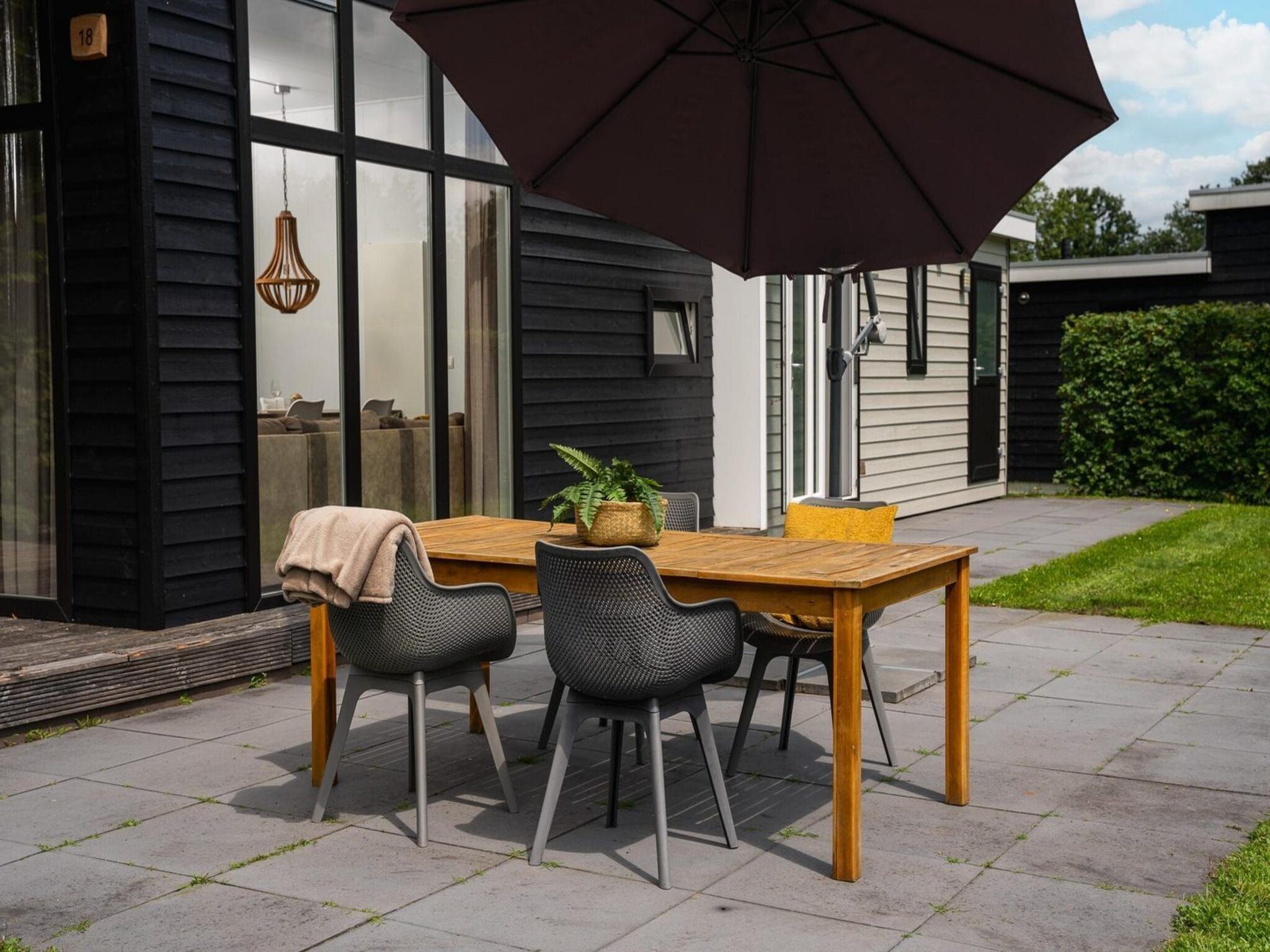 Het terras van Forest doglodge with hot tub | 4 people in Rijssen