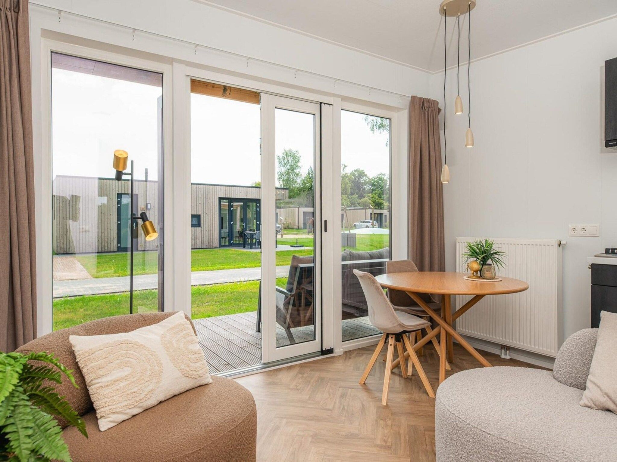 De eetkamer van Wellness Lodge | jacuzzi, sauna and sunshower | 2 persons in Rijssen